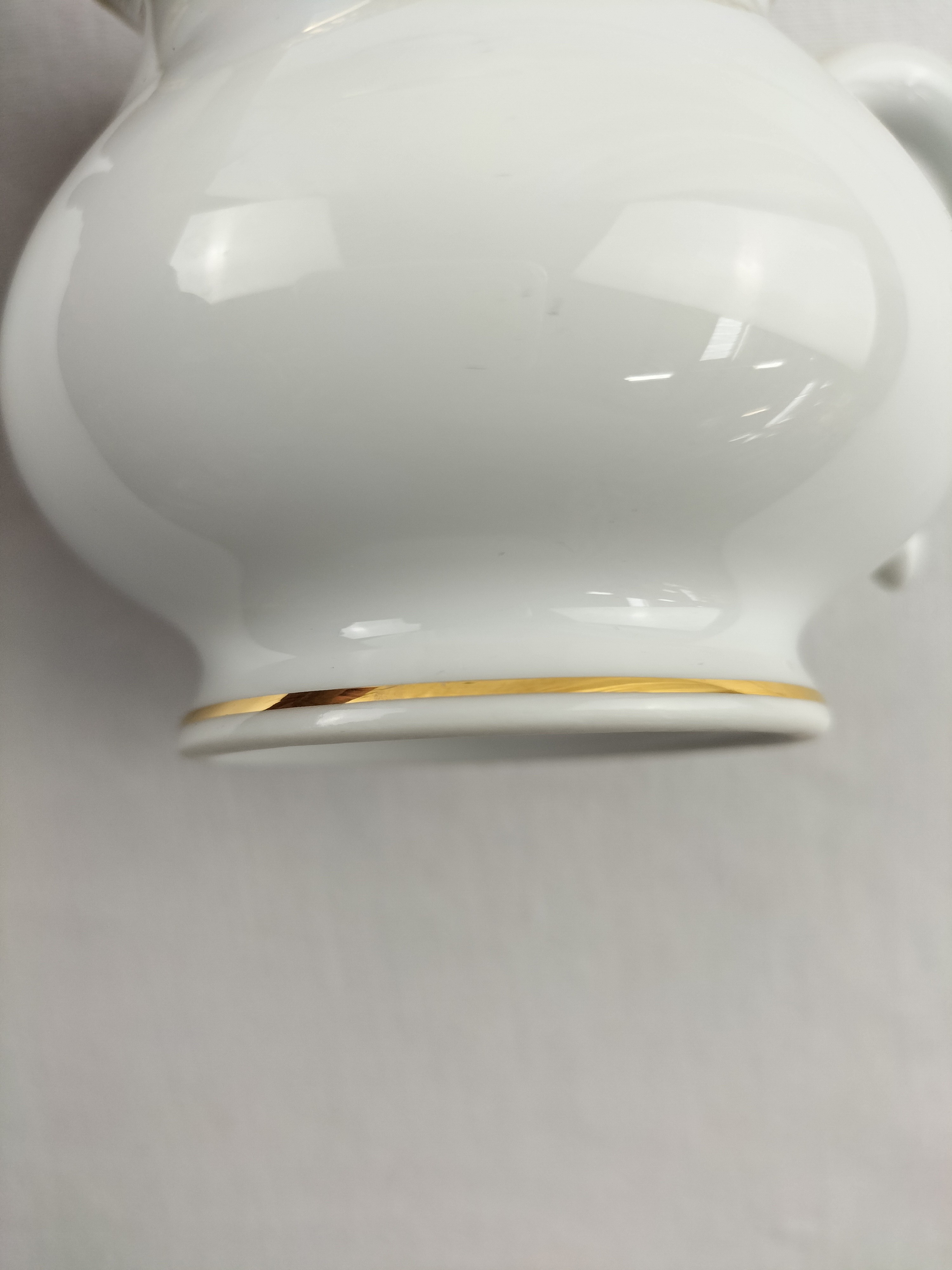 Voir photo 11 de Lot de trois pièces en porcelaine de Limoges : cafetière (ou théière), soupière et pot à lait modèle Matignon – élégance classique filet or Lot de trois pièces en porcelaine de Limoges : cafetière (ou théière), soupière et pot à lait modèle Matignon – élégance classique filet or Bon état reconditionné photo 11