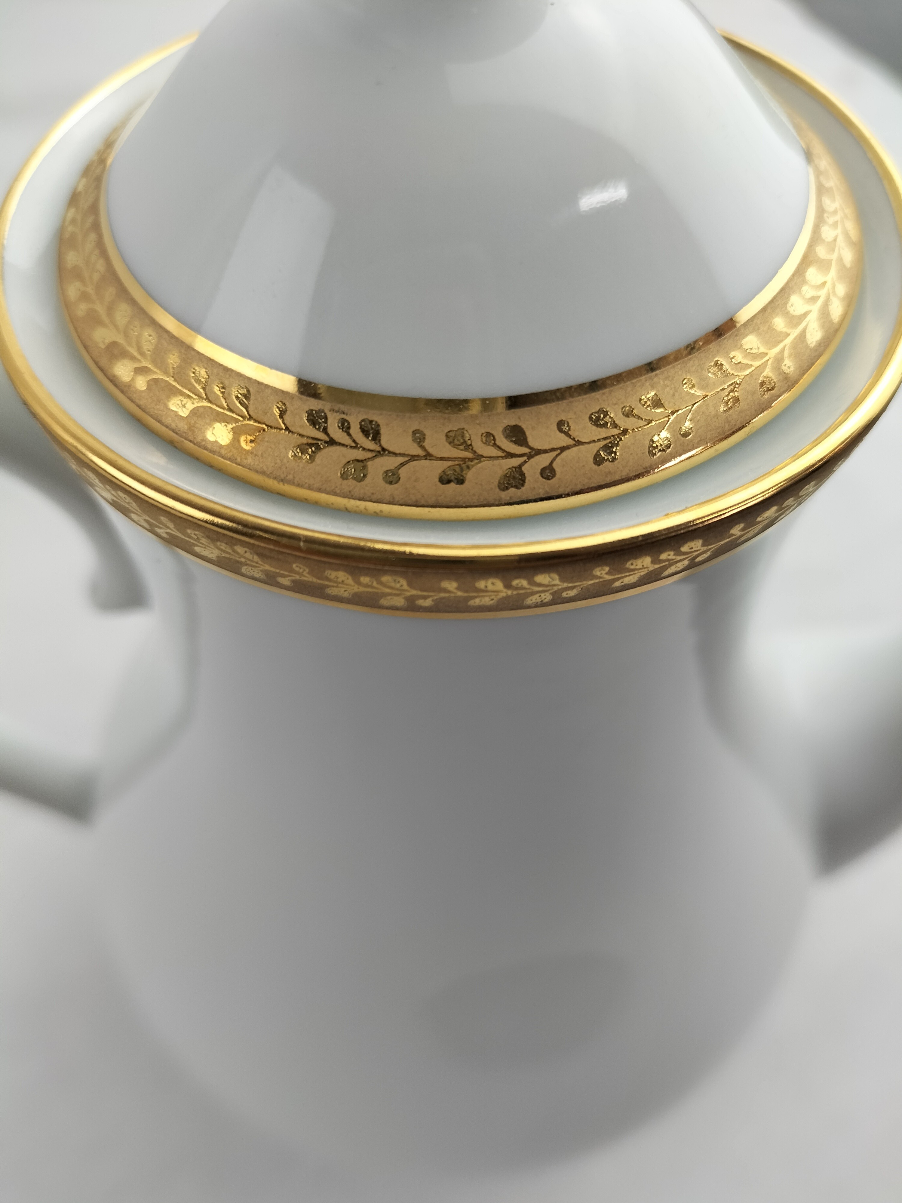 Voir photo 12 de Lot de trois pièces en porcelaine de Limoges : cafetière (ou théière), soupière et pot à lait modèle Matignon – élégance classique filet or Lot de trois pièces en porcelaine de Limoges : cafetière (ou théière), soupière et pot à lait modèle Matignon – élégance classique filet or Bon état reconditionné photo 12
