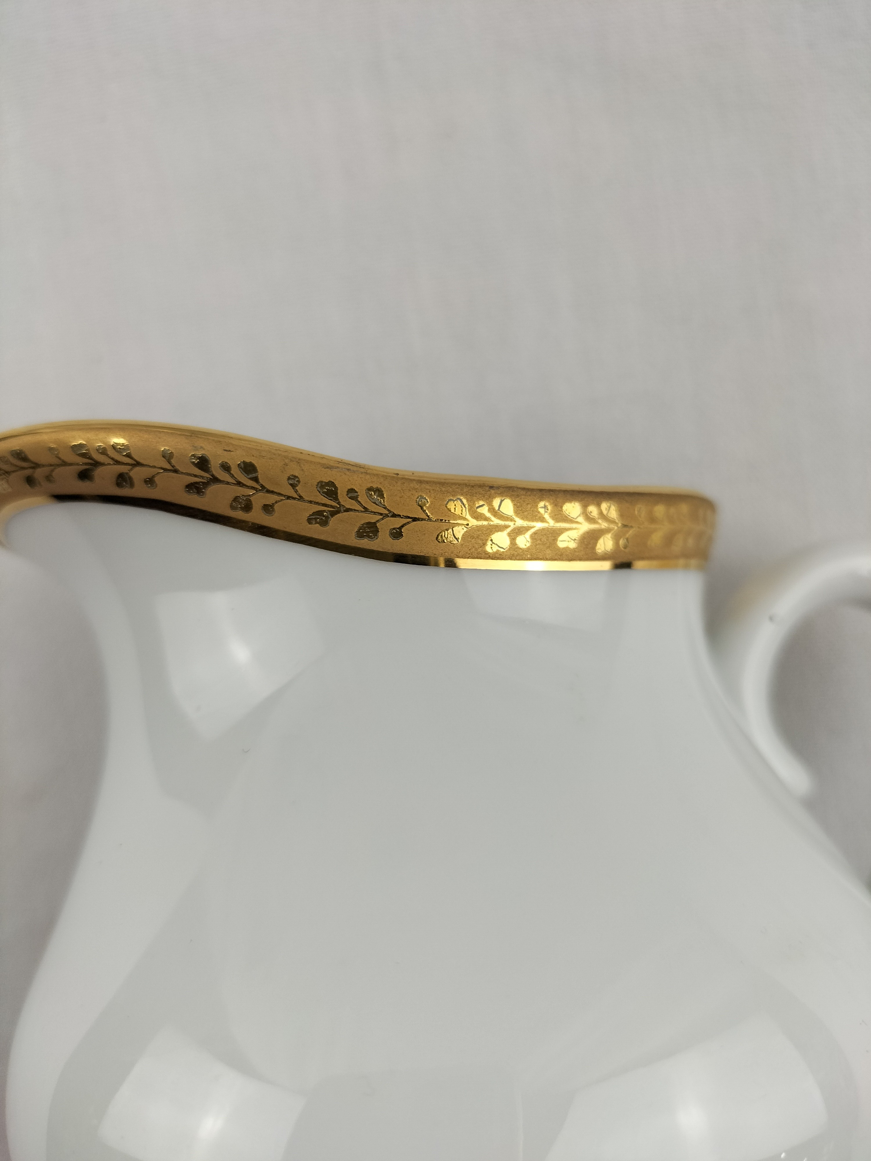 Voir photo 13 de Lot de trois pièces en porcelaine de Limoges : cafetière (ou théière), soupière et pot à lait modèle Matignon – élégance classique filet or Lot de trois pièces en porcelaine de Limoges : cafetière (ou théière), soupière et pot à lait modèle Matignon – élégance classique filet or Bon état reconditionné photo 13