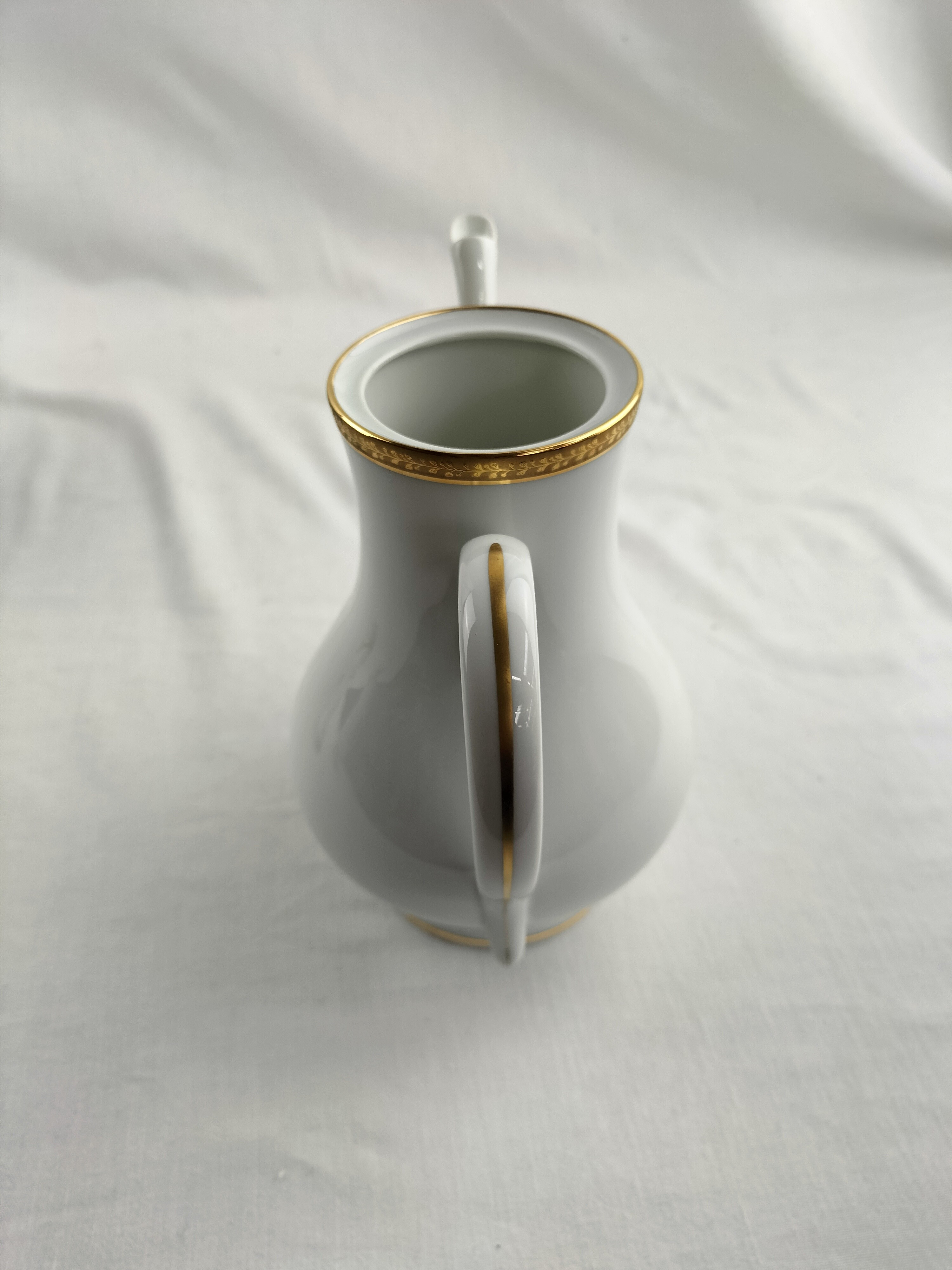 Voir photo 14 de Lot de trois pièces en porcelaine de Limoges : cafetière (ou théière), soupière et pot à lait modèle Matignon – élégance classique filet or Lot de trois pièces en porcelaine de Limoges : cafetière (ou théière), soupière et pot à lait modèle Matignon – élégance classique filet or Bon état reconditionné photo 14