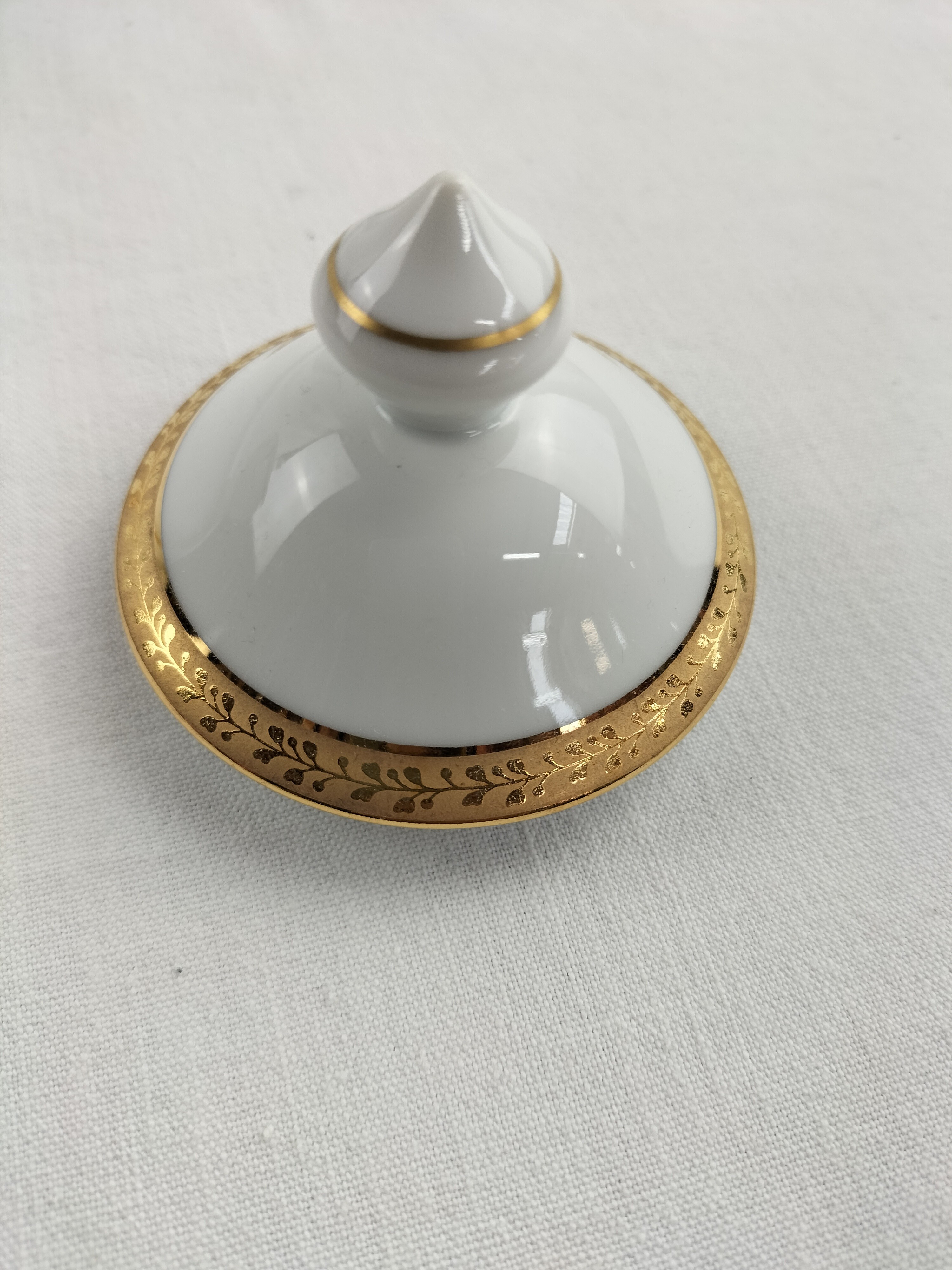 Voir photo 15 de Lot de trois pièces en porcelaine de Limoges : cafetière (ou théière), soupière et pot à lait modèle Matignon – élégance classique filet or Lot de trois pièces en porcelaine de Limoges : cafetière (ou théière), soupière et pot à lait modèle Matignon – élégance classique filet or Bon état reconditionné photo 15