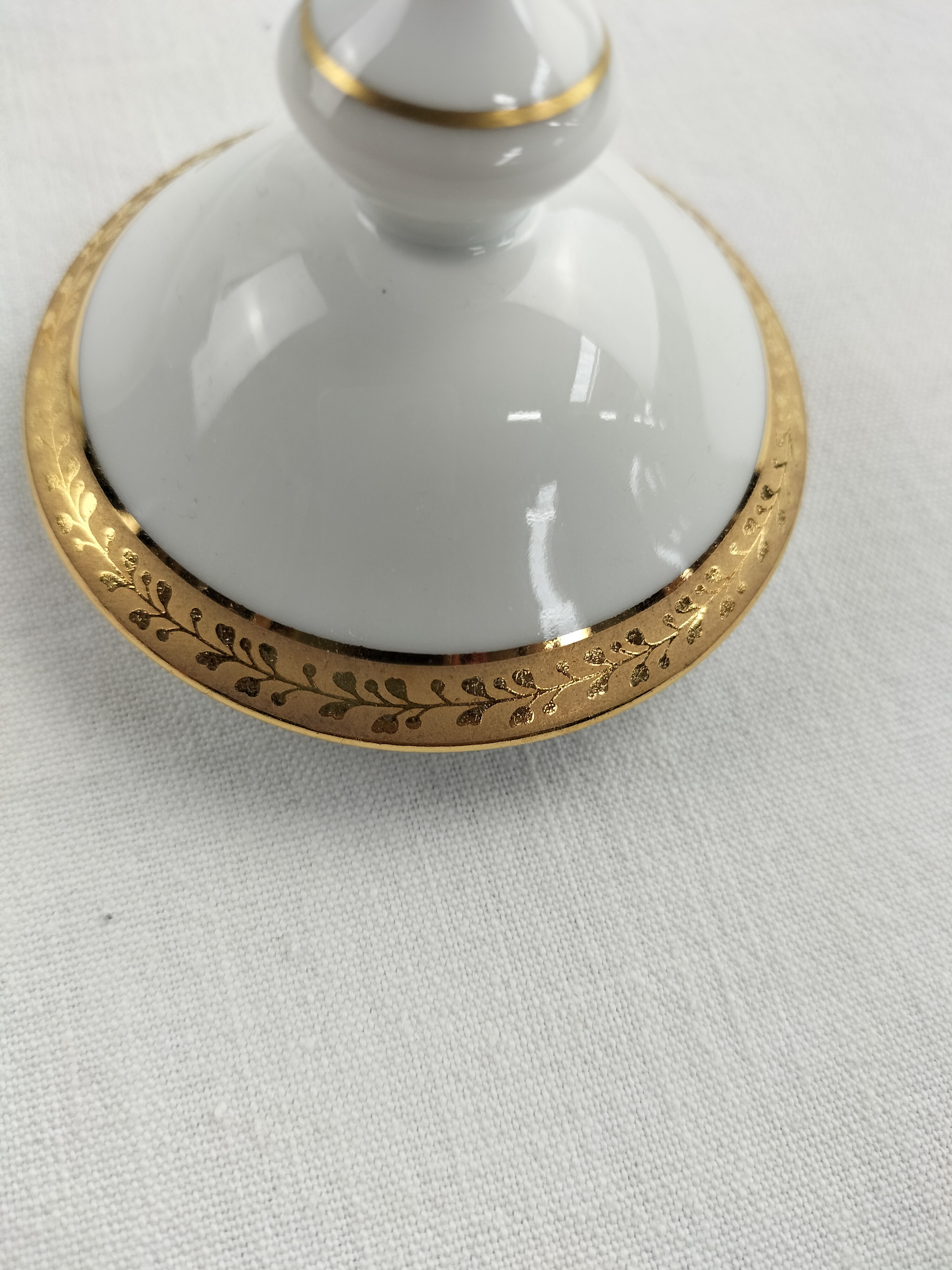 Voir photo 16 de Lot de trois pièces en porcelaine de Limoges : cafetière (ou théière), soupière et pot à lait modèle Matignon – élégance classique filet or Lot de trois pièces en porcelaine de Limoges : cafetière (ou théière), soupière et pot à lait modèle Matignon – élégance classique filet or Bon état reconditionné photo 16
