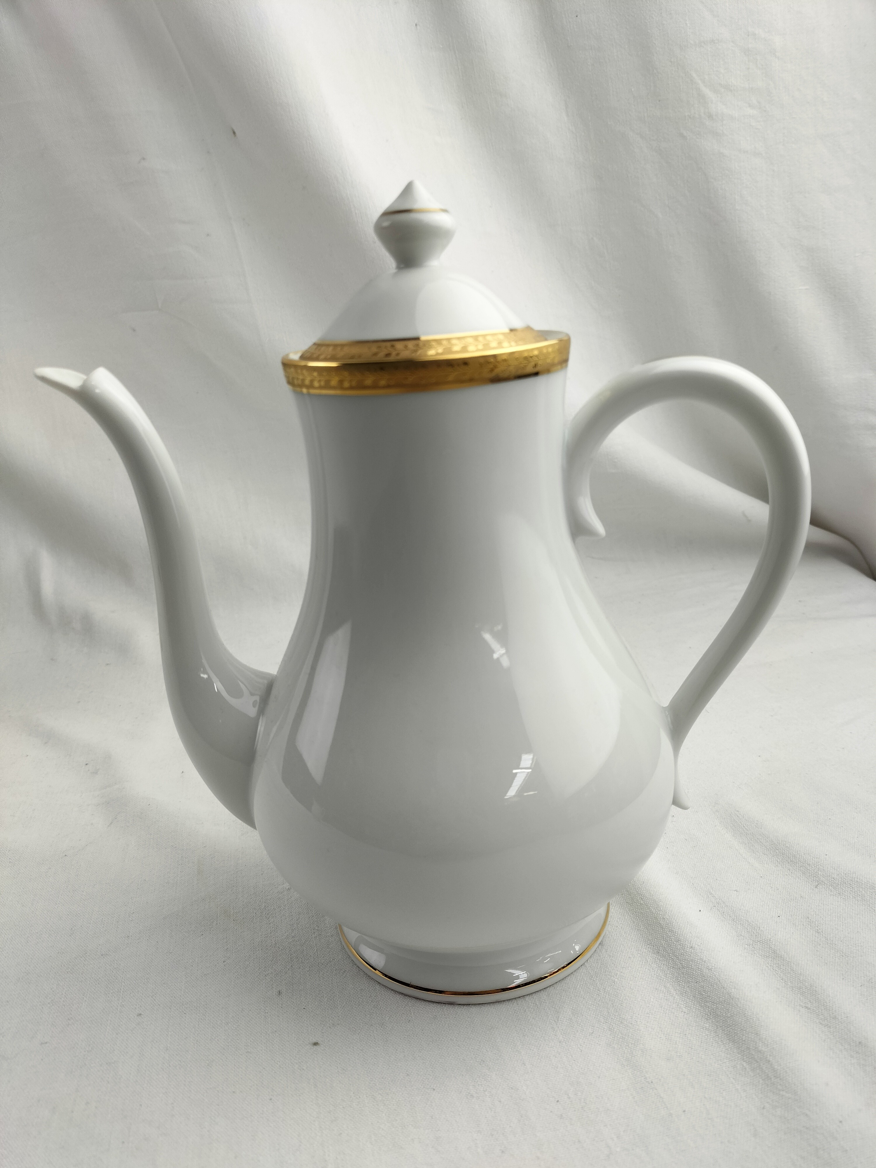 Voir photo 18 de Lot de trois pièces en porcelaine de Limoges : cafetière (ou théière), soupière et pot à lait modèle Matignon – élégance classique filet or Lot de trois pièces en porcelaine de Limoges : cafetière (ou théière), soupière et pot à lait modèle Matignon – élégance classique filet or Bon état reconditionné photo 18