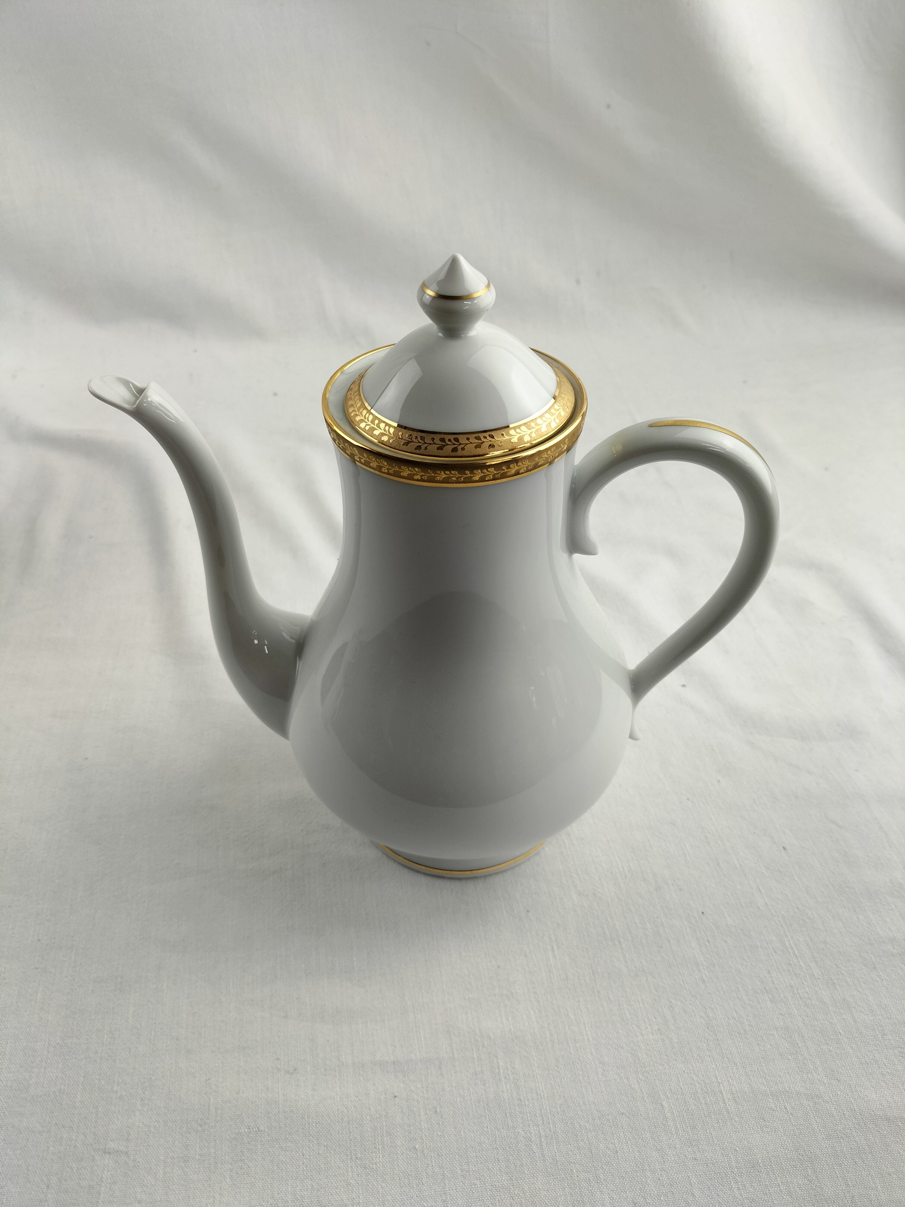 Voir photo 19 de Lot de trois pièces en porcelaine de Limoges : cafetière (ou théière), soupière et pot à lait modèle Matignon – élégance classique filet or Lot de trois pièces en porcelaine de Limoges : cafetière (ou théière), soupière et pot à lait modèle Matignon – élégance classique filet or Bon état reconditionné photo 19