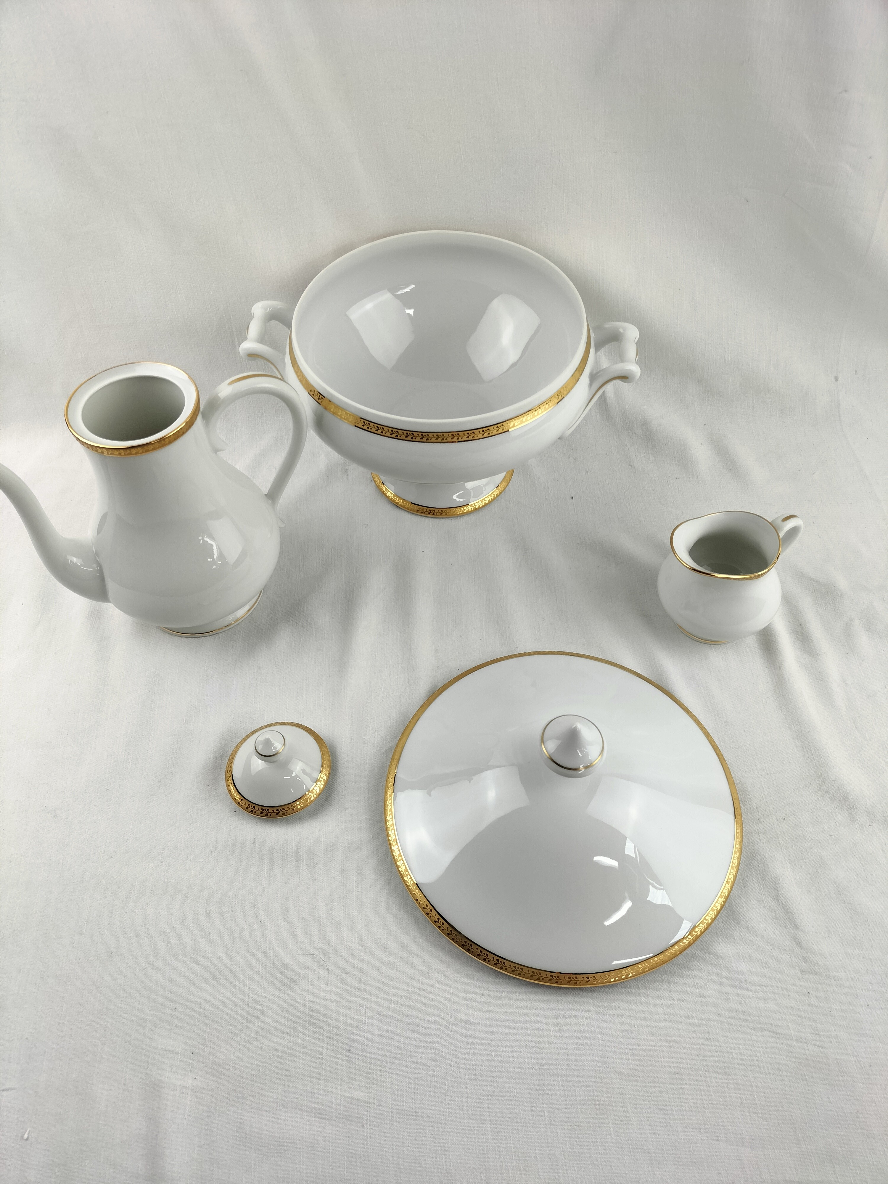 Voir photo 2 de Lot de trois pièces en porcelaine de Limoges : cafetière (ou théière), soupière et pot à lait modèle Matignon – élégance classique filet or Lot de trois pièces en porcelaine de Limoges : cafetière (ou théière), soupière et pot à lait modèle Matignon – élégance classique filet or Bon état reconditionné photo 2