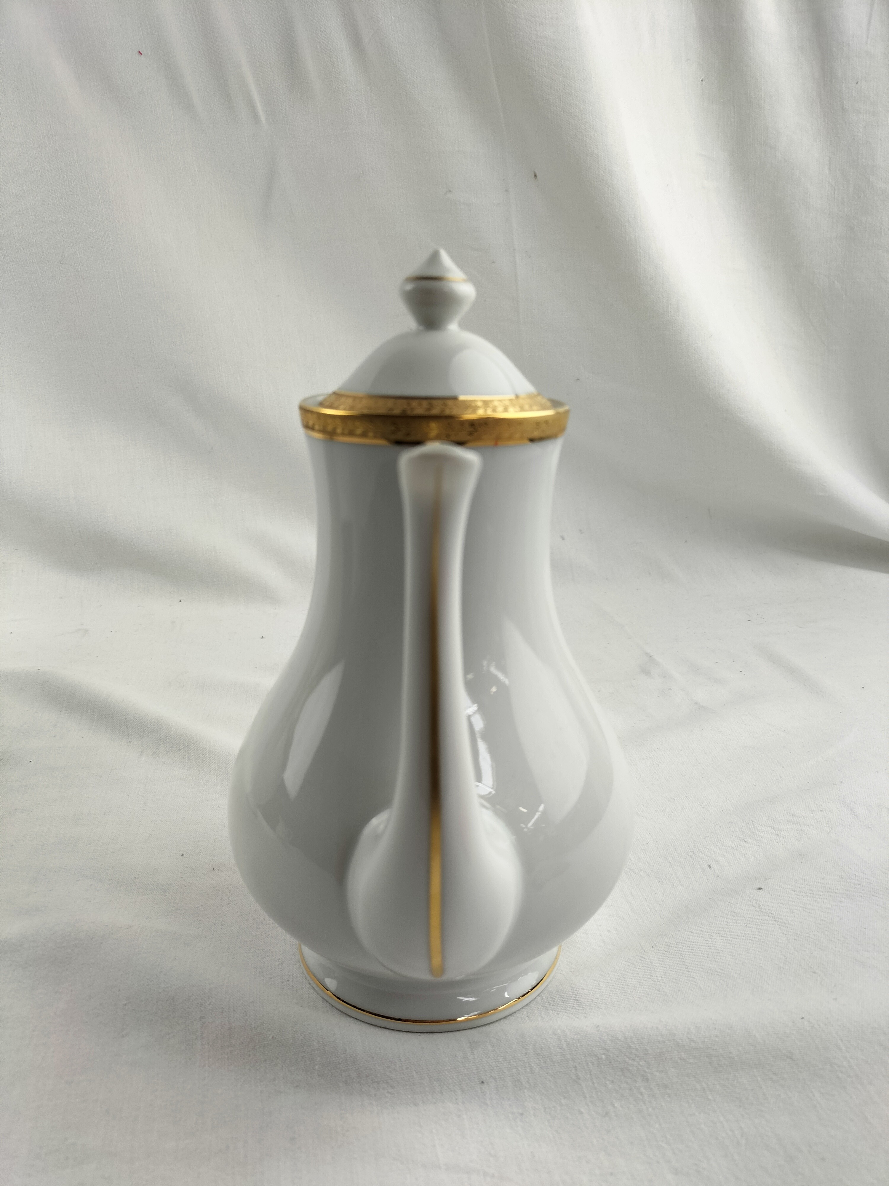 Voir photo 20 de Lot de trois pièces en porcelaine de Limoges : cafetière (ou théière), soupière et pot à lait modèle Matignon – élégance classique filet or Lot de trois pièces en porcelaine de Limoges : cafetière (ou théière), soupière et pot à lait modèle Matignon – élégance classique filet or Bon état reconditionné photo 20