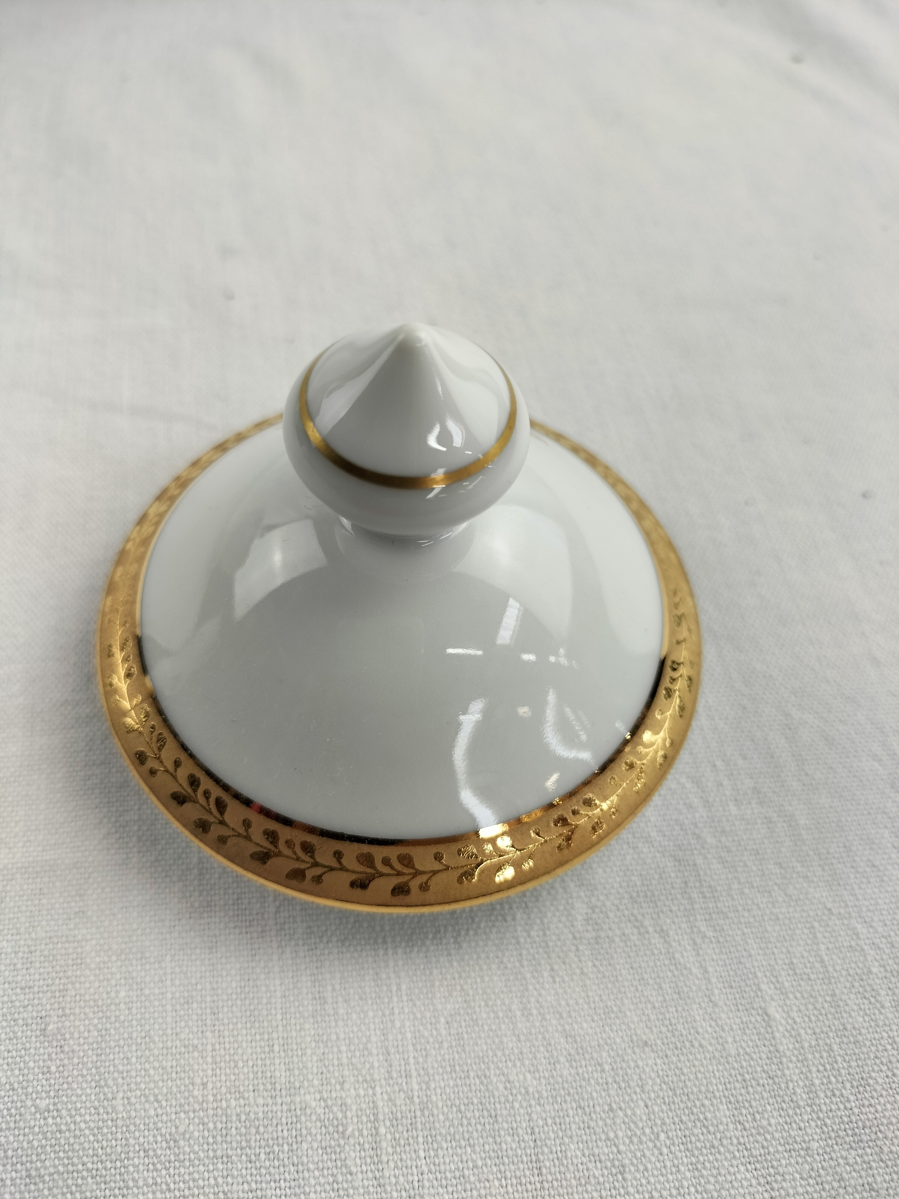 Voir photo 21 de Lot de trois pièces en porcelaine de Limoges : cafetière (ou théière), soupière et pot à lait modèle Matignon – élégance classique filet or Lot de trois pièces en porcelaine de Limoges : cafetière (ou théière), soupière et pot à lait modèle Matignon – élégance classique filet or Bon état reconditionné photo 21