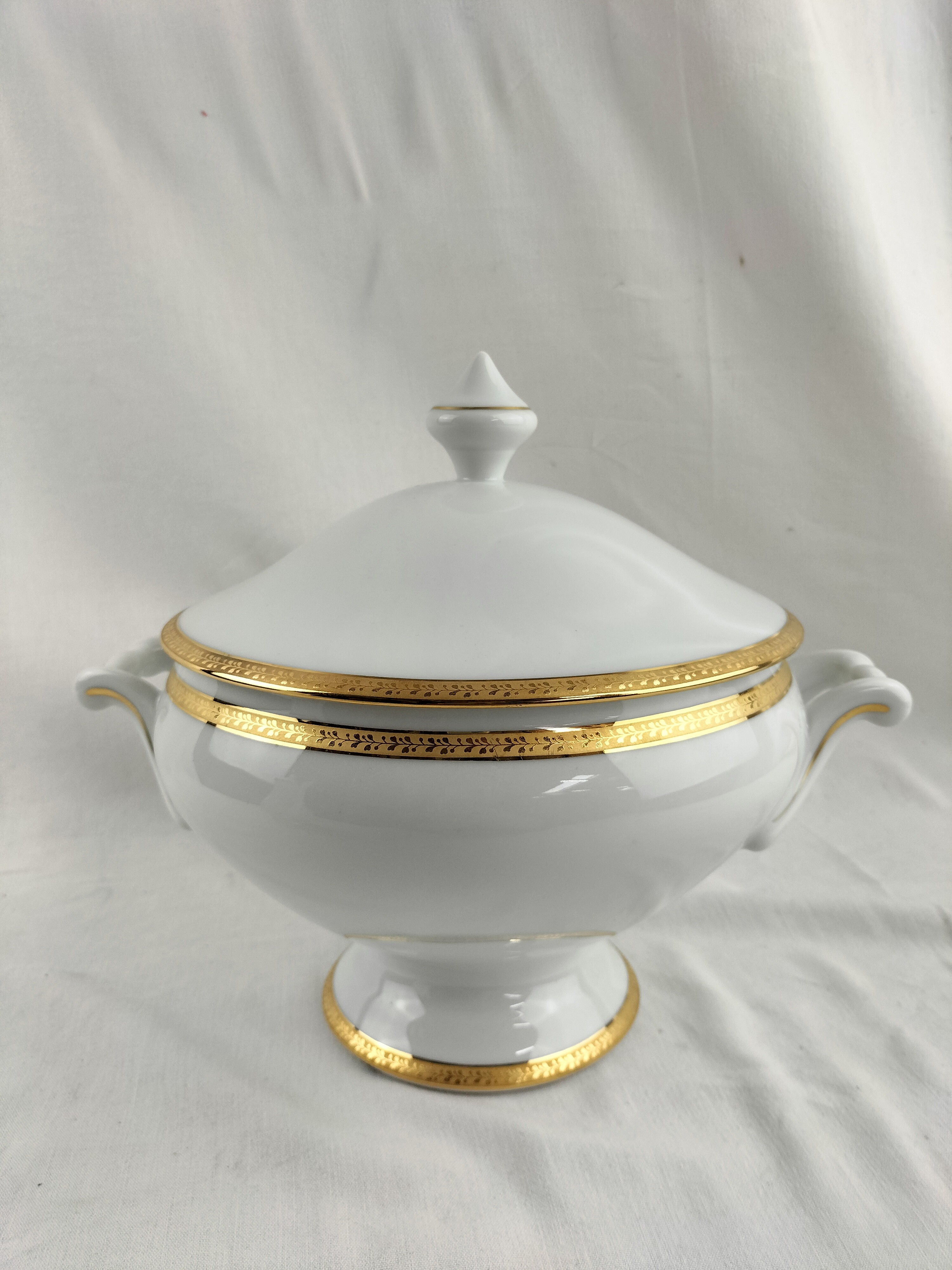 Voir photo 22 de Lot de trois pièces en porcelaine de Limoges : cafetière (ou théière), soupière et pot à lait modèle Matignon – élégance classique filet or Lot de trois pièces en porcelaine de Limoges : cafetière (ou théière), soupière et pot à lait modèle Matignon – élégance classique filet or Bon état reconditionné photo 22