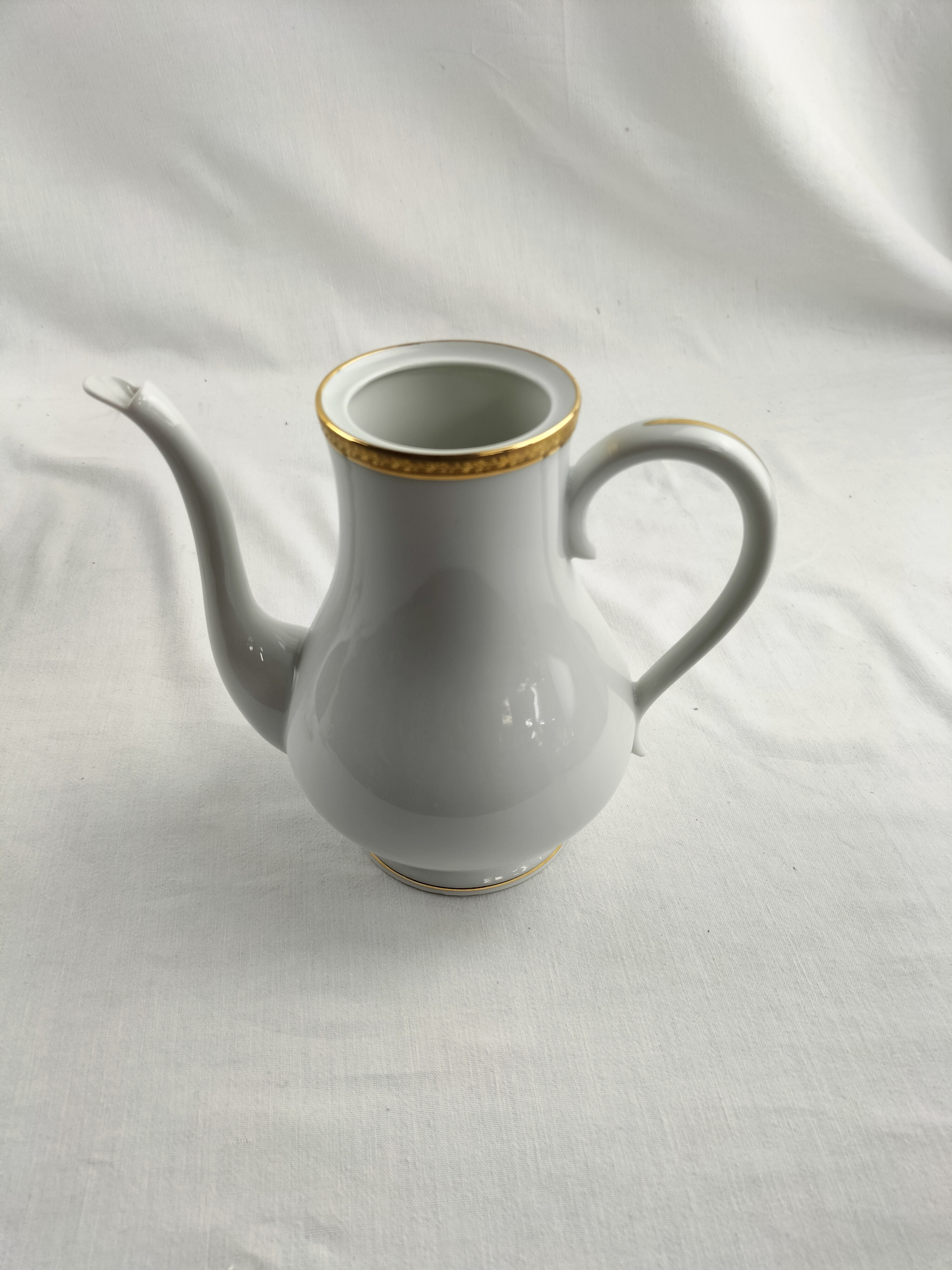 Voir photo 23 de Lot de trois pièces en porcelaine de Limoges : cafetière (ou théière), soupière et pot à lait modèle Matignon – élégance classique filet or Lot de trois pièces en porcelaine de Limoges : cafetière (ou théière), soupière et pot à lait modèle Matignon – élégance classique filet or Bon état reconditionné photo 23