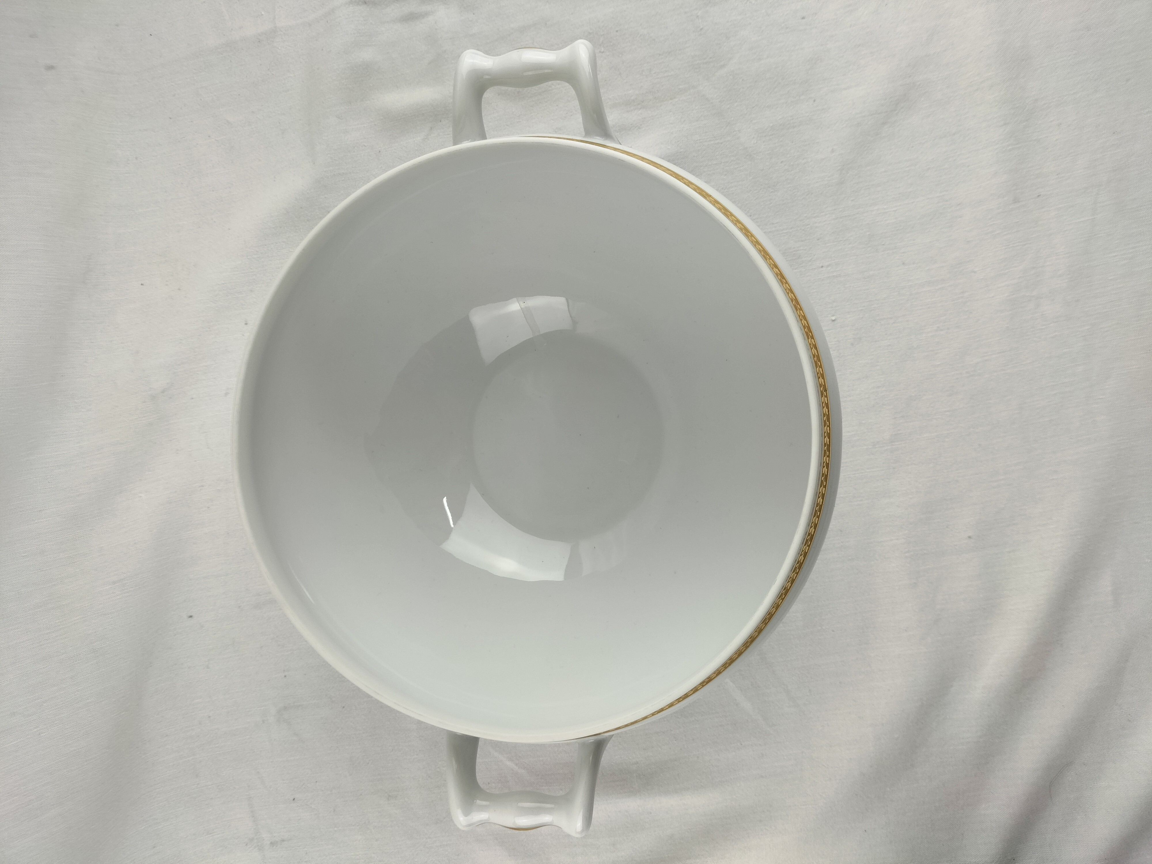 Voir photo 24 de Lot de trois pièces en porcelaine de Limoges : cafetière (ou théière), soupière et pot à lait modèle Matignon – élégance classique filet or Lot de trois pièces en porcelaine de Limoges : cafetière (ou théière), soupière et pot à lait modèle Matignon – élégance classique filet or Bon état reconditionné photo 24