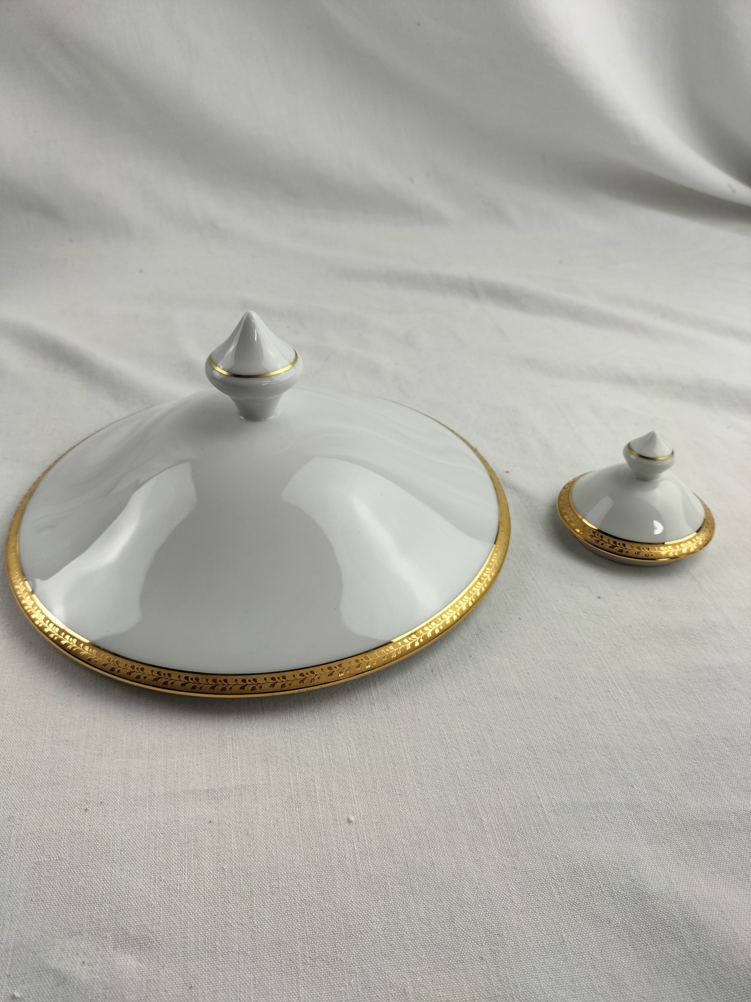 Voir photo 25 de Lot de trois pièces en porcelaine de Limoges : cafetière (ou théière), soupière et pot à lait modèle Matignon – élégance classique filet or Lot de trois pièces en porcelaine de Limoges : cafetière (ou théière), soupière et pot à lait modèle Matignon – élégance classique filet or Bon état reconditionné photo 25