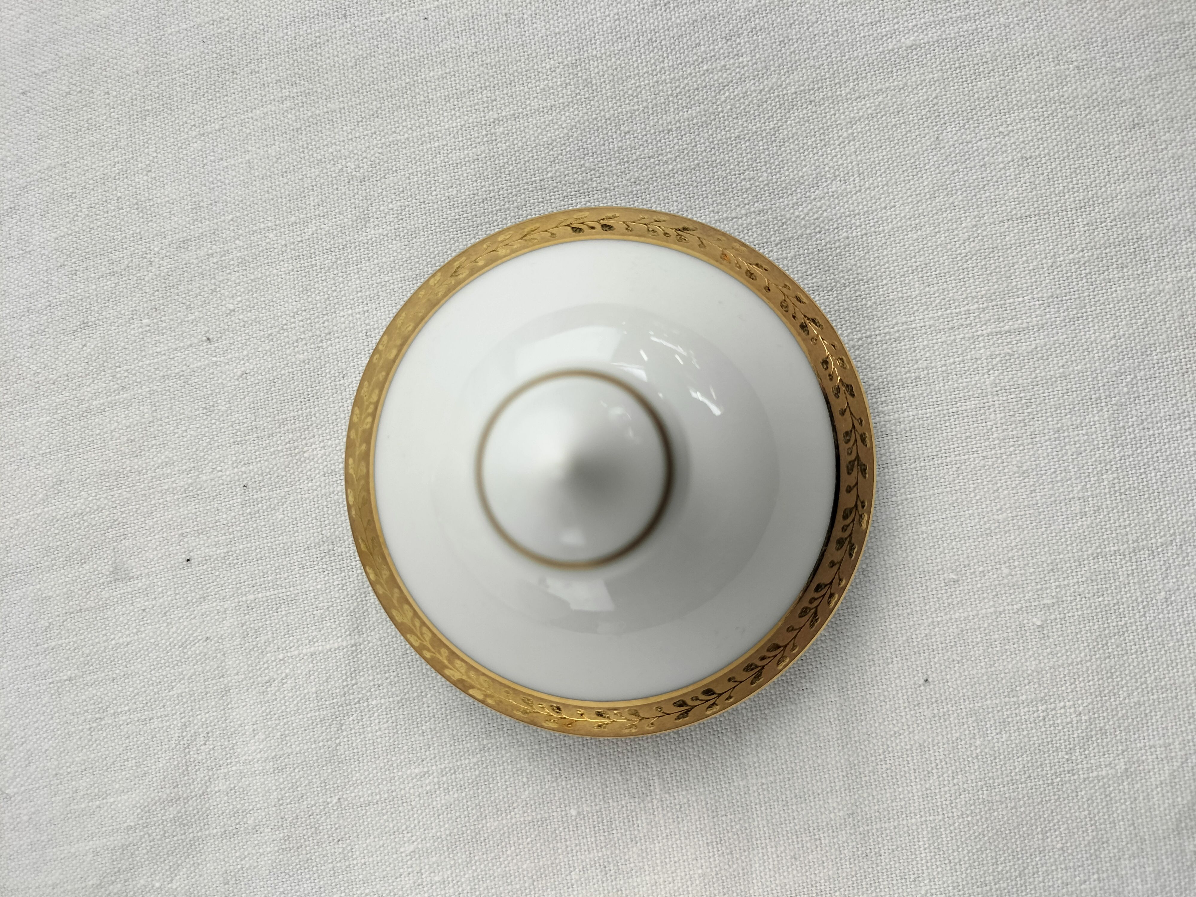 Voir photo 26 de Lot de trois pièces en porcelaine de Limoges : cafetière (ou théière), soupière et pot à lait modèle Matignon – élégance classique filet or Lot de trois pièces en porcelaine de Limoges : cafetière (ou théière), soupière et pot à lait modèle Matignon – élégance classique filet or Bon état reconditionné photo 26