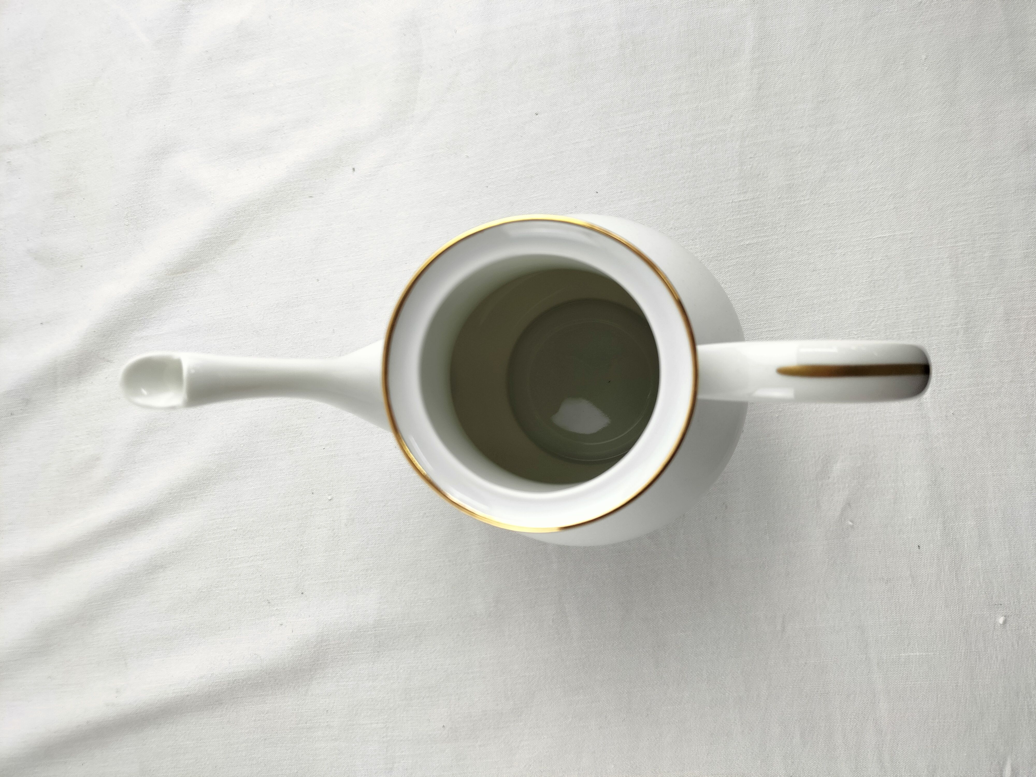 Voir photo 27 de Lot de trois pièces en porcelaine de Limoges : cafetière (ou théière), soupière et pot à lait modèle Matignon – élégance classique filet or Lot de trois pièces en porcelaine de Limoges : cafetière (ou théière), soupière et pot à lait modèle Matignon – élégance classique filet or Bon état reconditionné photo 27