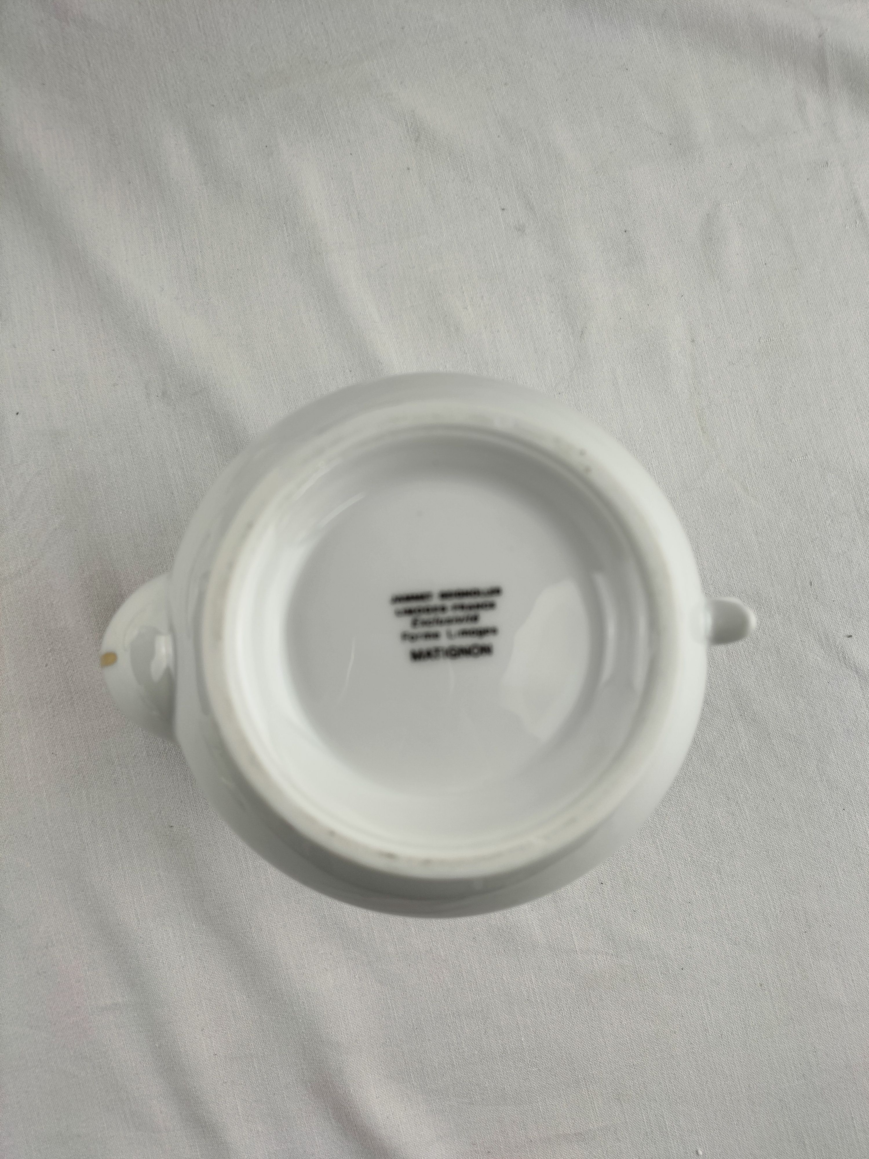 Voir photo 28 de Lot de trois pièces en porcelaine de Limoges : cafetière (ou théière), soupière et pot à lait modèle Matignon – élégance classique filet or Lot de trois pièces en porcelaine de Limoges : cafetière (ou théière), soupière et pot à lait modèle Matignon – élégance classique filet or Bon état reconditionné photo 28