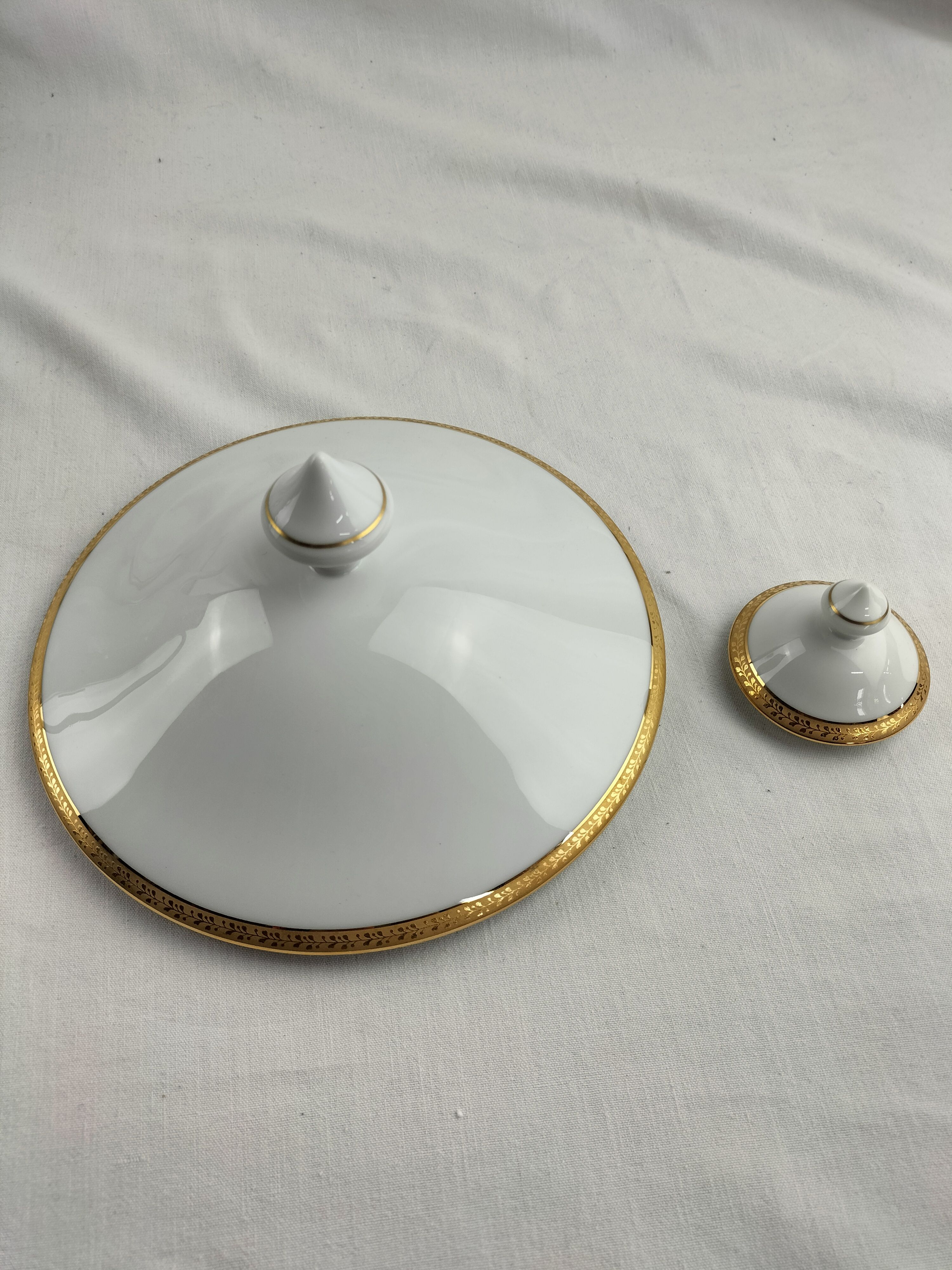 Voir photo 29 de Lot de trois pièces en porcelaine de Limoges : cafetière (ou théière), soupière et pot à lait modèle Matignon – élégance classique filet or Lot de trois pièces en porcelaine de Limoges : cafetière (ou théière), soupière et pot à lait modèle Matignon – élégance classique filet or Bon état reconditionné photo 29