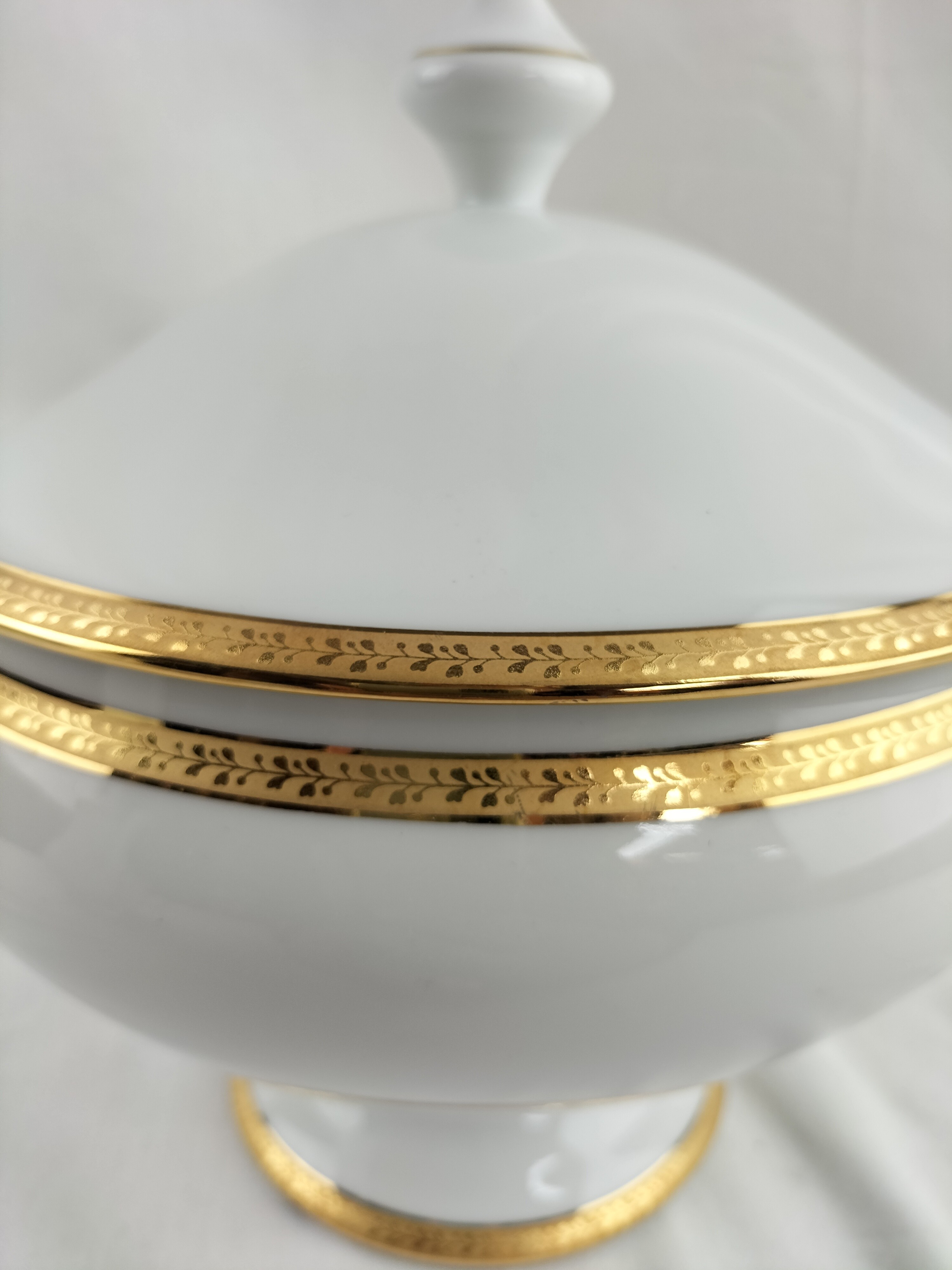 Voir photo 3 de Lot de trois pièces en porcelaine de Limoges : cafetière (ou théière), soupière et pot à lait modèle Matignon – élégance classique filet or Lot de trois pièces en porcelaine de Limoges : cafetière (ou théière), soupière et pot à lait modèle Matignon – élégance classique filet or Bon état reconditionné photo 3