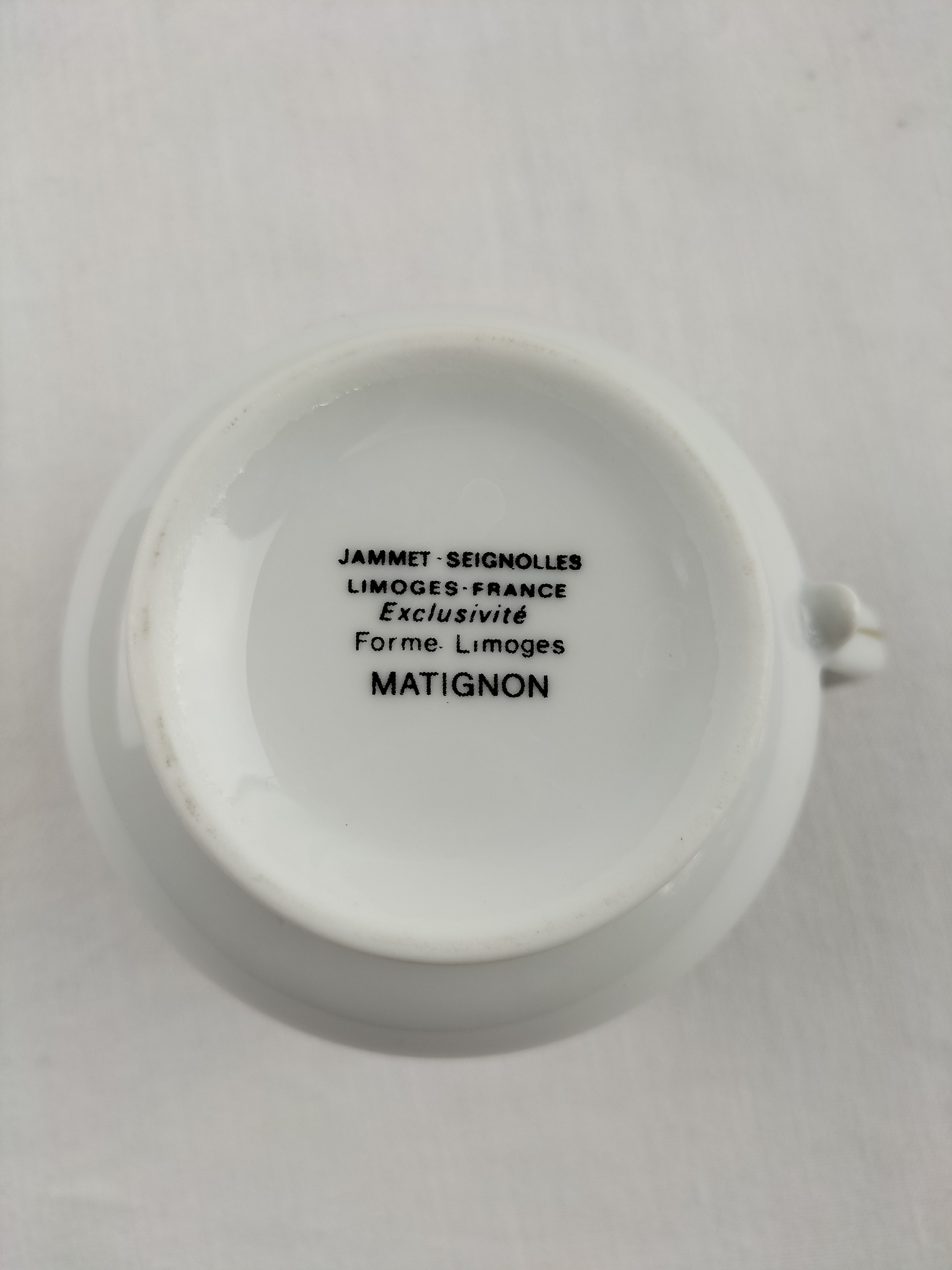 Voir photo 4 de Lot de trois pièces en porcelaine de Limoges : cafetière (ou théière), soupière et pot à lait modèle Matignon – élégance classique filet or Lot de trois pièces en porcelaine de Limoges : cafetière (ou théière), soupière et pot à lait modèle Matignon – élégance classique filet or Bon état reconditionné photo 4