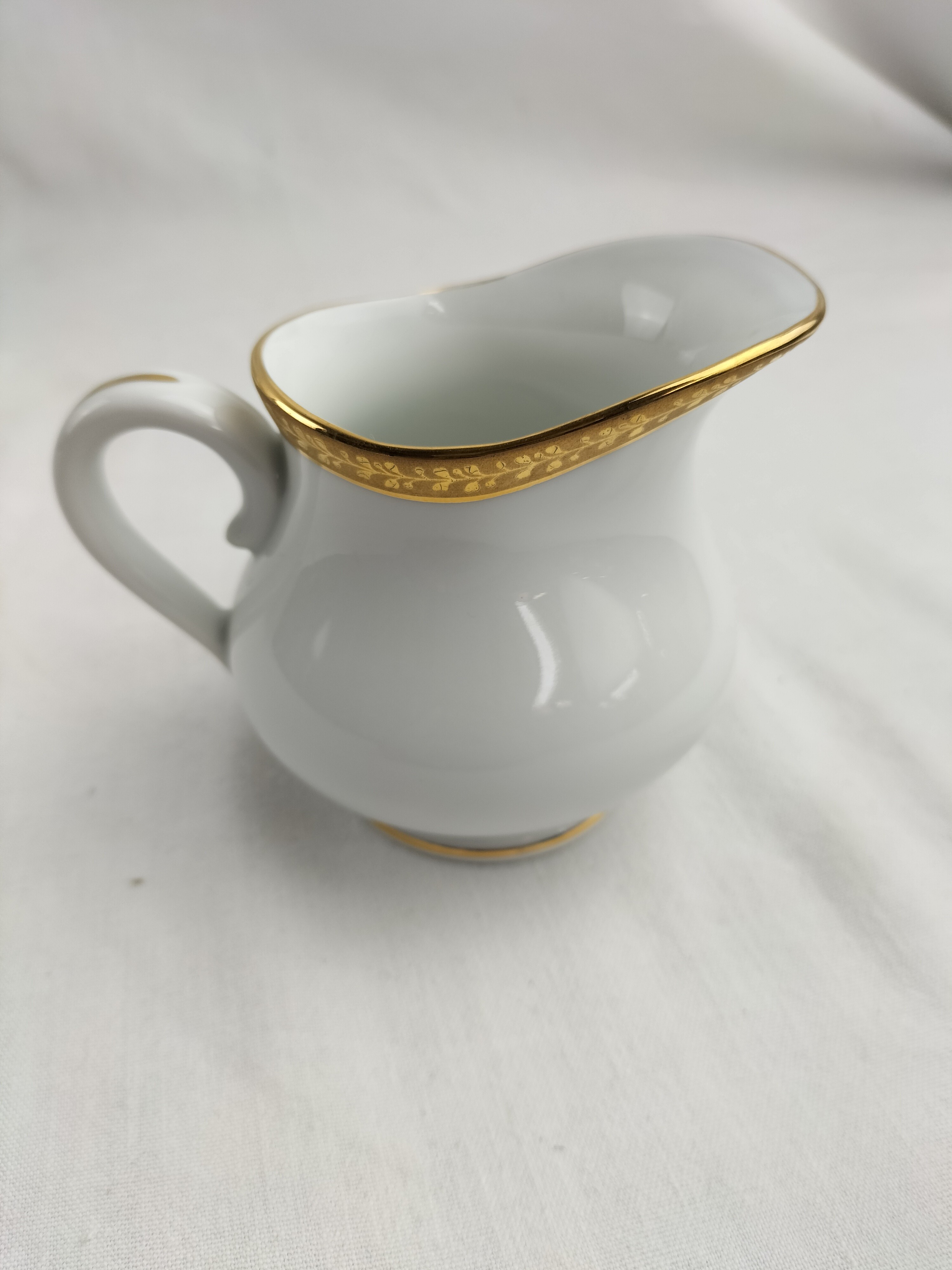 Voir photo 5 de Lot de trois pièces en porcelaine de Limoges : cafetière (ou théière), soupière et pot à lait modèle Matignon – élégance classique filet or Lot de trois pièces en porcelaine de Limoges : cafetière (ou théière), soupière et pot à lait modèle Matignon – élégance classique filet or Bon état reconditionné photo 5