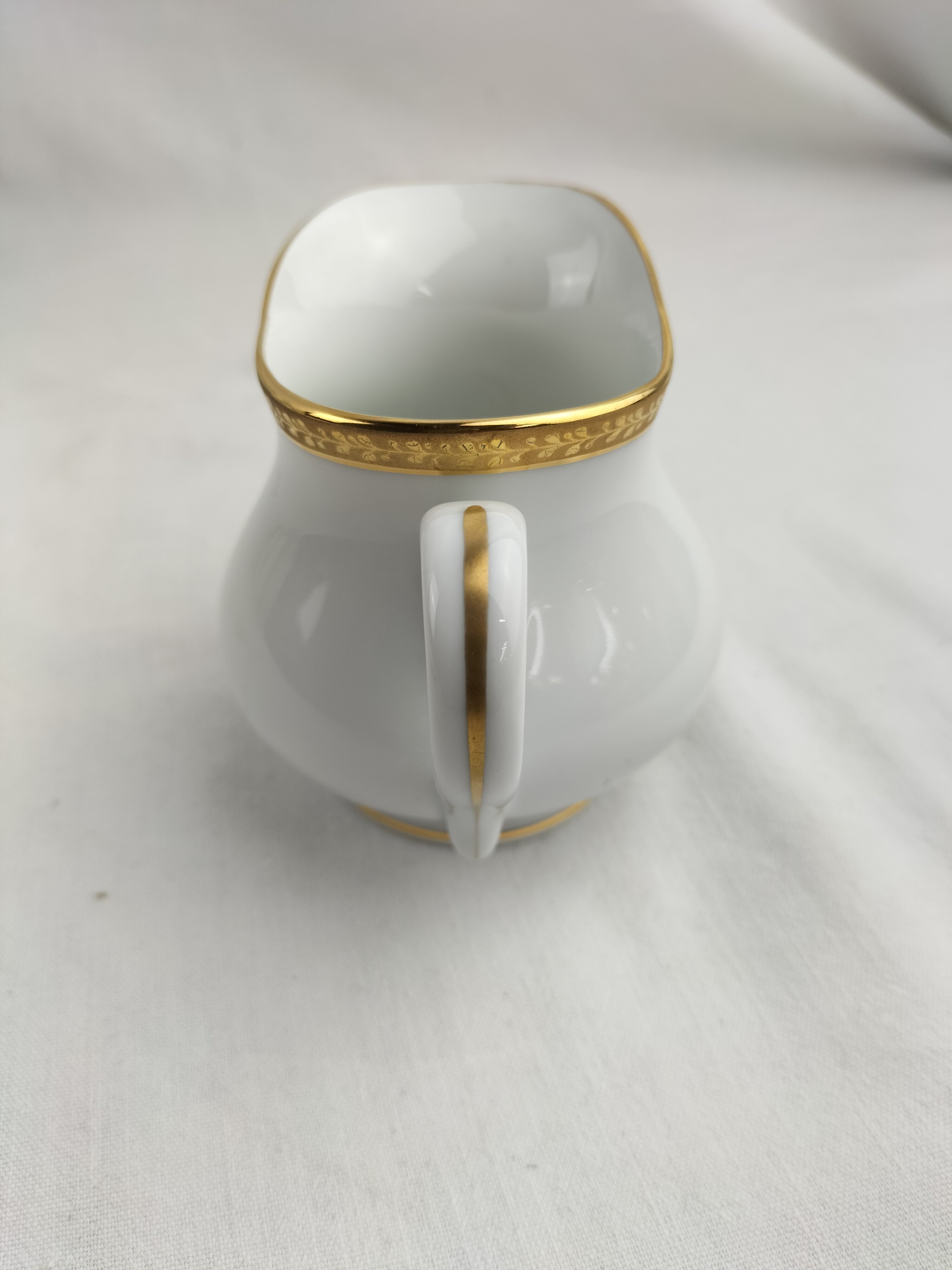 Voir photo 6 de Lot de trois pièces en porcelaine de Limoges : cafetière (ou théière), soupière et pot à lait modèle Matignon – élégance classique filet or Lot de trois pièces en porcelaine de Limoges : cafetière (ou théière), soupière et pot à lait modèle Matignon – élégance classique filet or Bon état reconditionné photo 6