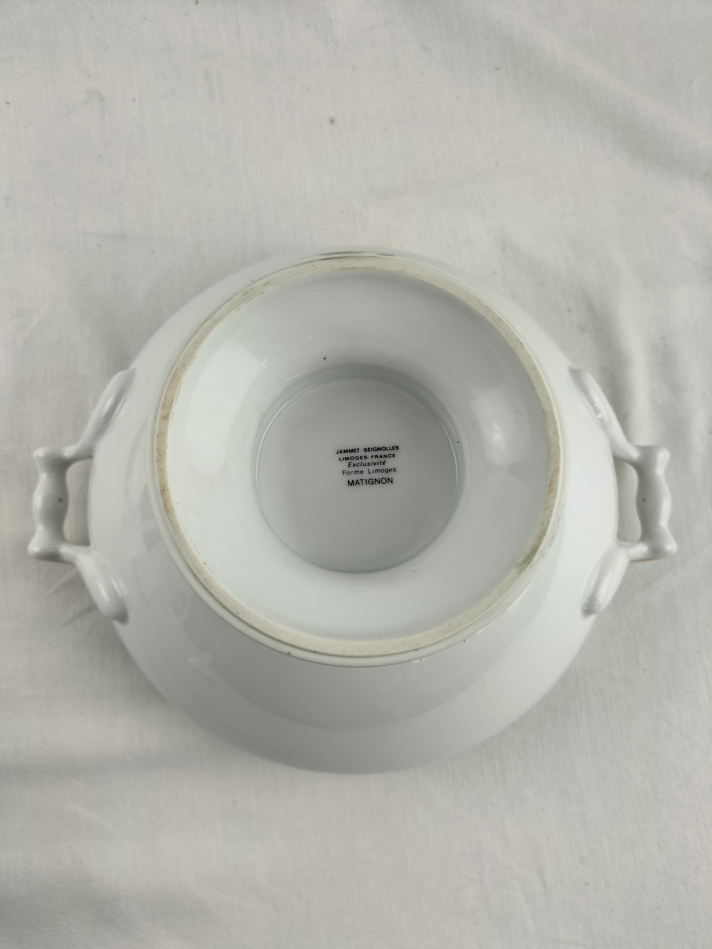 Voir photo 7 de Lot de trois pièces en porcelaine de Limoges : cafetière (ou théière), soupière et pot à lait modèle Matignon – élégance classique filet or Lot de trois pièces en porcelaine de Limoges : cafetière (ou théière), soupière et pot à lait modèle Matignon – élégance classique filet or Bon état reconditionné photo 7
