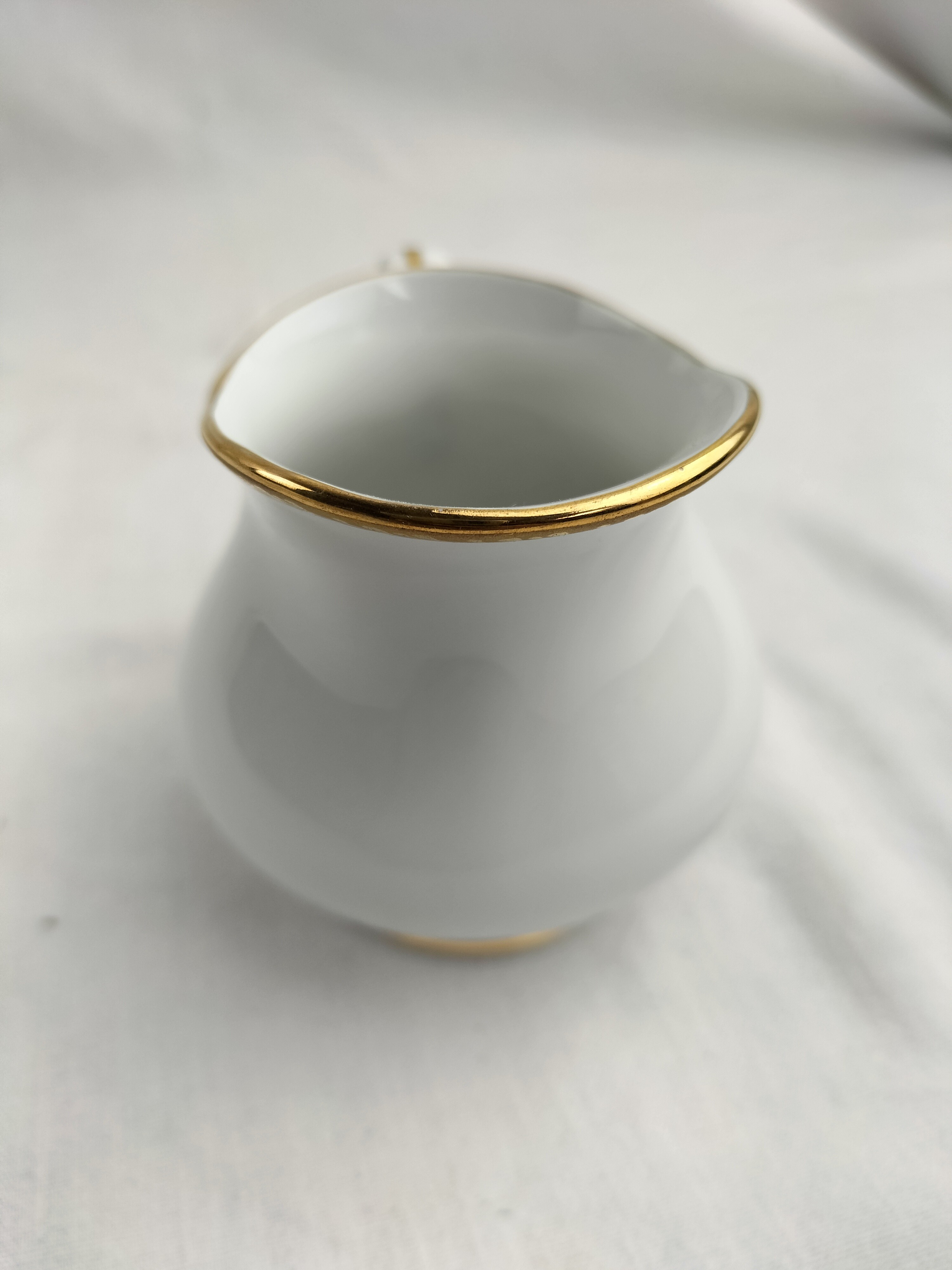 Voir photo 8 de Lot de trois pièces en porcelaine de Limoges : cafetière (ou théière), soupière et pot à lait modèle Matignon – élégance classique filet or Lot de trois pièces en porcelaine de Limoges : cafetière (ou théière), soupière et pot à lait modèle Matignon – élégance classique filet or Bon état reconditionné photo 8