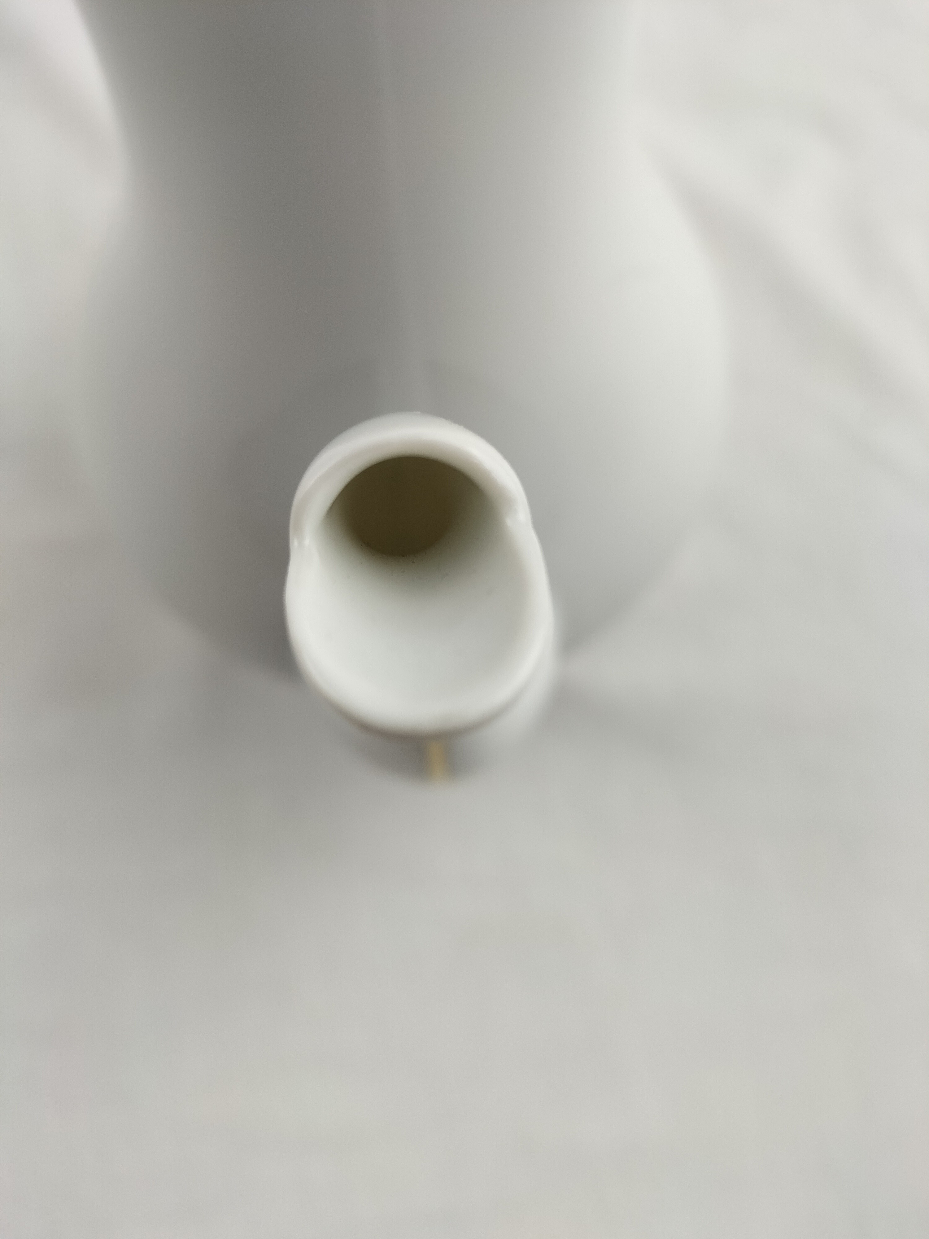 Voir photo 9 de Lot de trois pièces en porcelaine de Limoges : cafetière (ou théière), soupière et pot à lait modèle Matignon – élégance classique filet or Lot de trois pièces en porcelaine de Limoges : cafetière (ou théière), soupière et pot à lait modèle Matignon – élégance classique filet or Bon état reconditionné photo 9