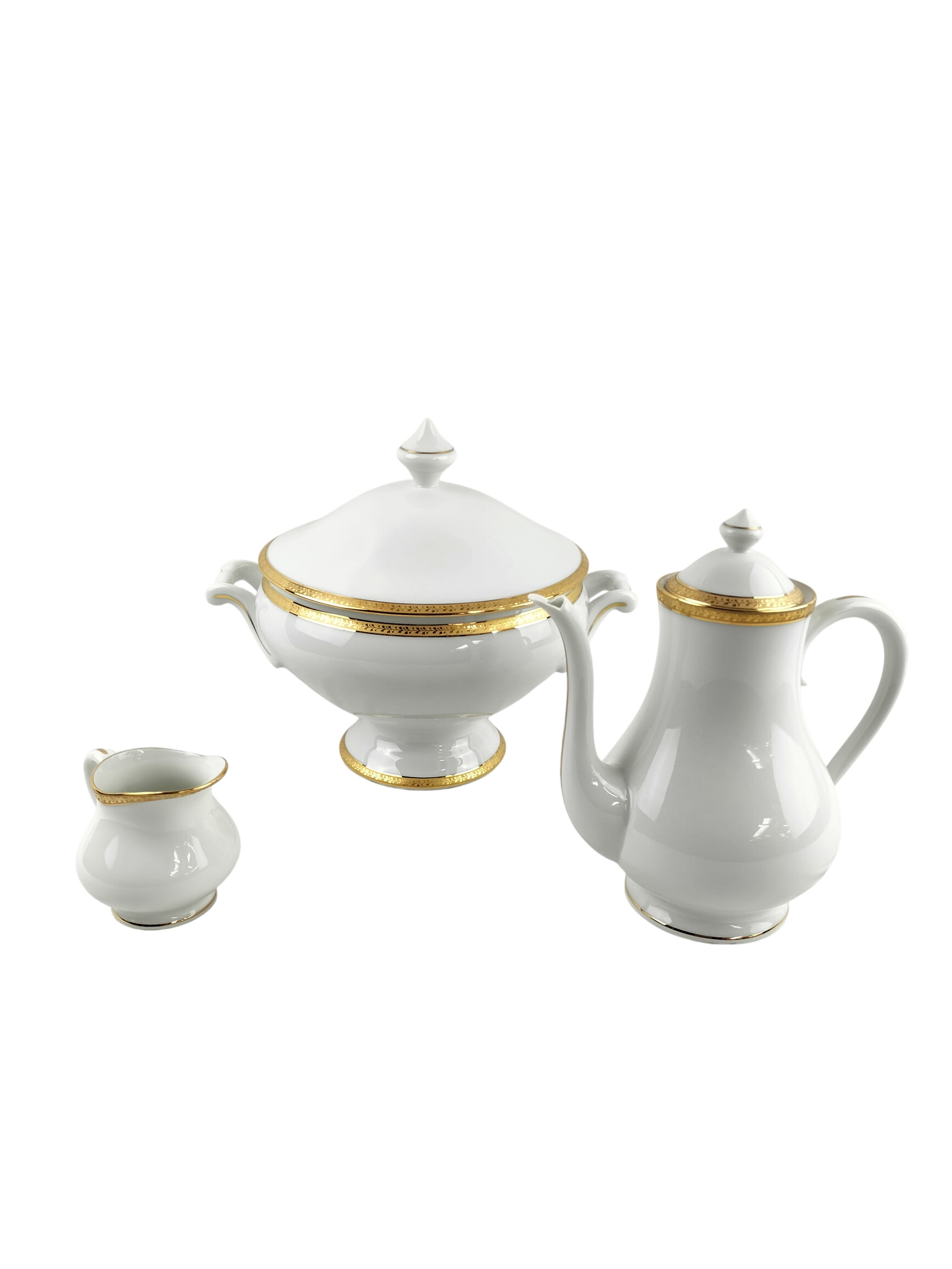Lot de trois pièces en porcelaine de Limoges : cafetière (ou théière), soupière et pot à lait modèle Matignon – élégance classique filet or Bon état - 36,00 € Lot de trois pièces en porcelaine de Limoges : cafetière (ou théière), soupière et pot à lait modèle Matignon – élégance classique filet or Bon état reconditionné disponible sur Label Emmaüs
