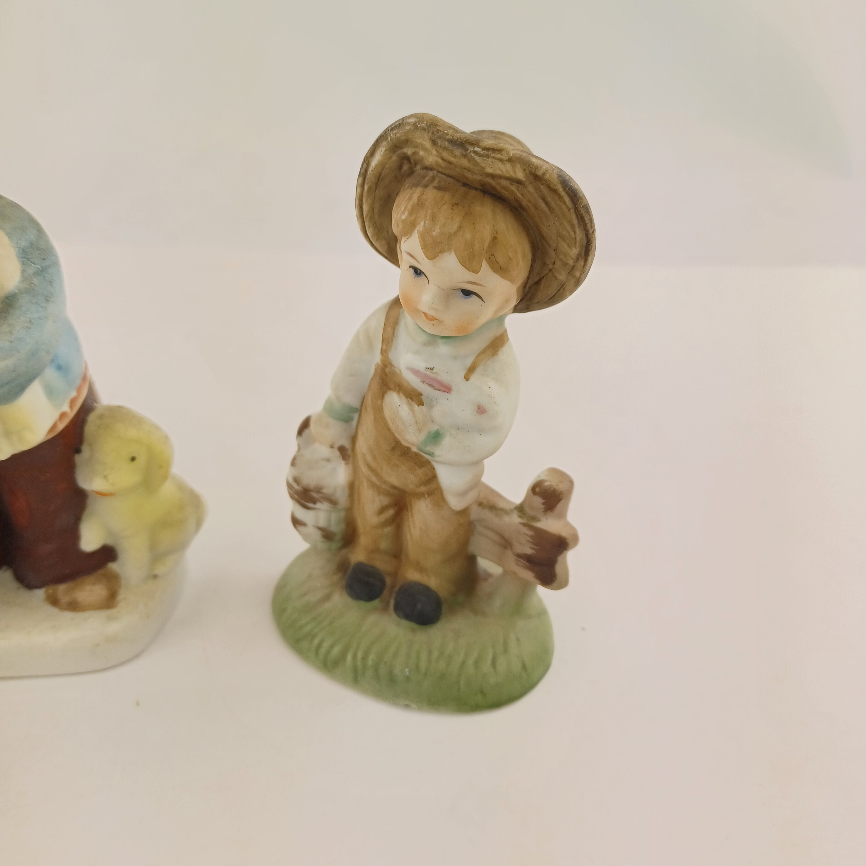 Voir photo 2 de Lot de trois statuettes de Corée en porcelaine biscuit une avec bougroir et jeune homme portant trois agneaux, une avec un jeune homme sur une pierre portant un parapluie et une avec un jeune garçon en salopette sur une barrière Lot de trois statuettes de Corée en porcelaine biscuit une avec bougroir et jeune homme portant trois agneaux, une avec un jeune homme sur une pierre portant un parapluie et une avec un jeune garçon en salopette sur une barrière Très bon état reconditionné photo 2