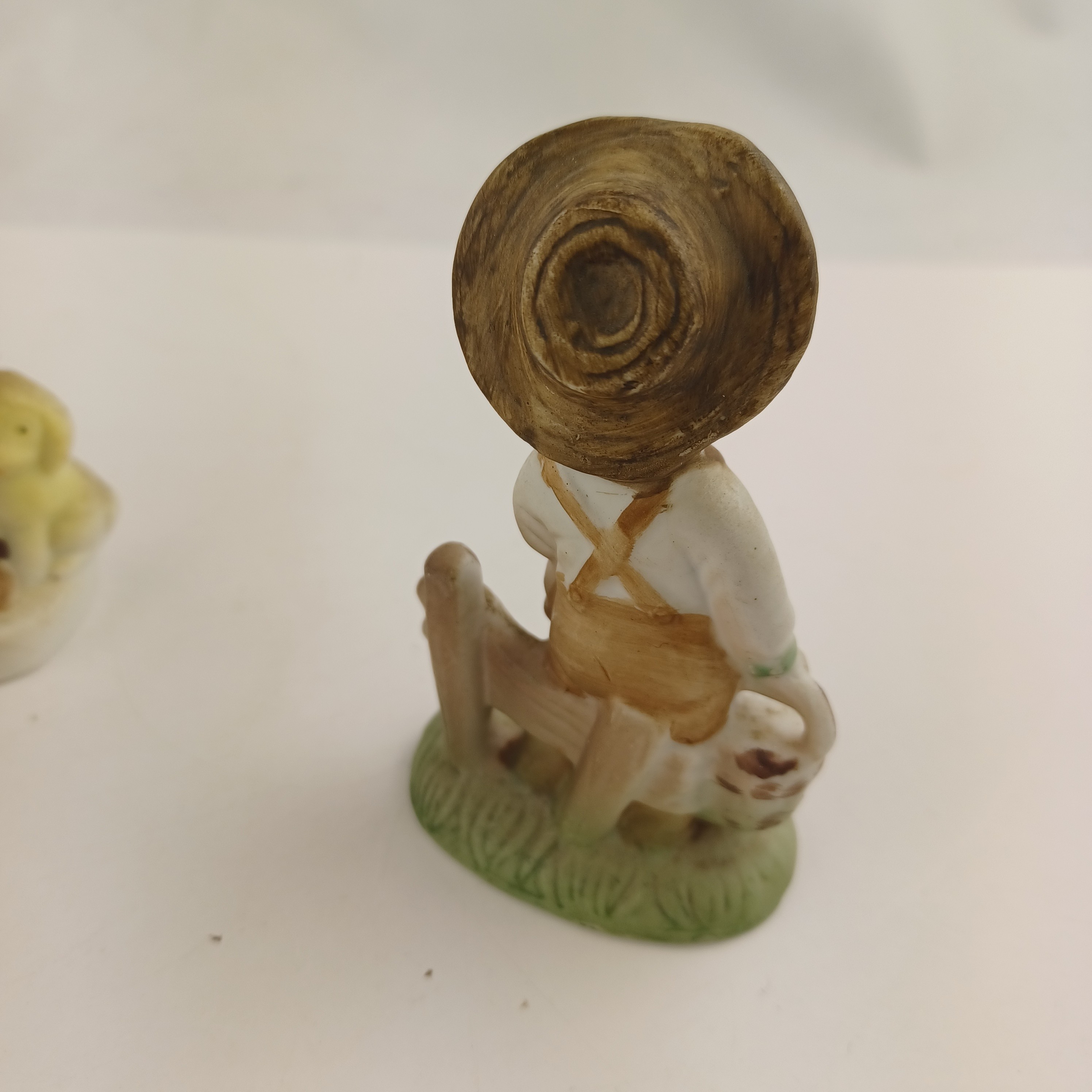Voir photo 3 de Lot de trois statuettes de Corée en porcelaine biscuit une avec bougroir et jeune homme portant trois agneaux, une avec un jeune homme sur une pierre portant un parapluie et une avec un jeune garçon en salopette sur une barrière Lot de trois statuettes de Corée en porcelaine biscuit une avec bougroir et jeune homme portant trois agneaux, une avec un jeune homme sur une pierre portant un parapluie et une avec un jeune garçon en salopette sur une barrière Très bon état reconditionné photo 3