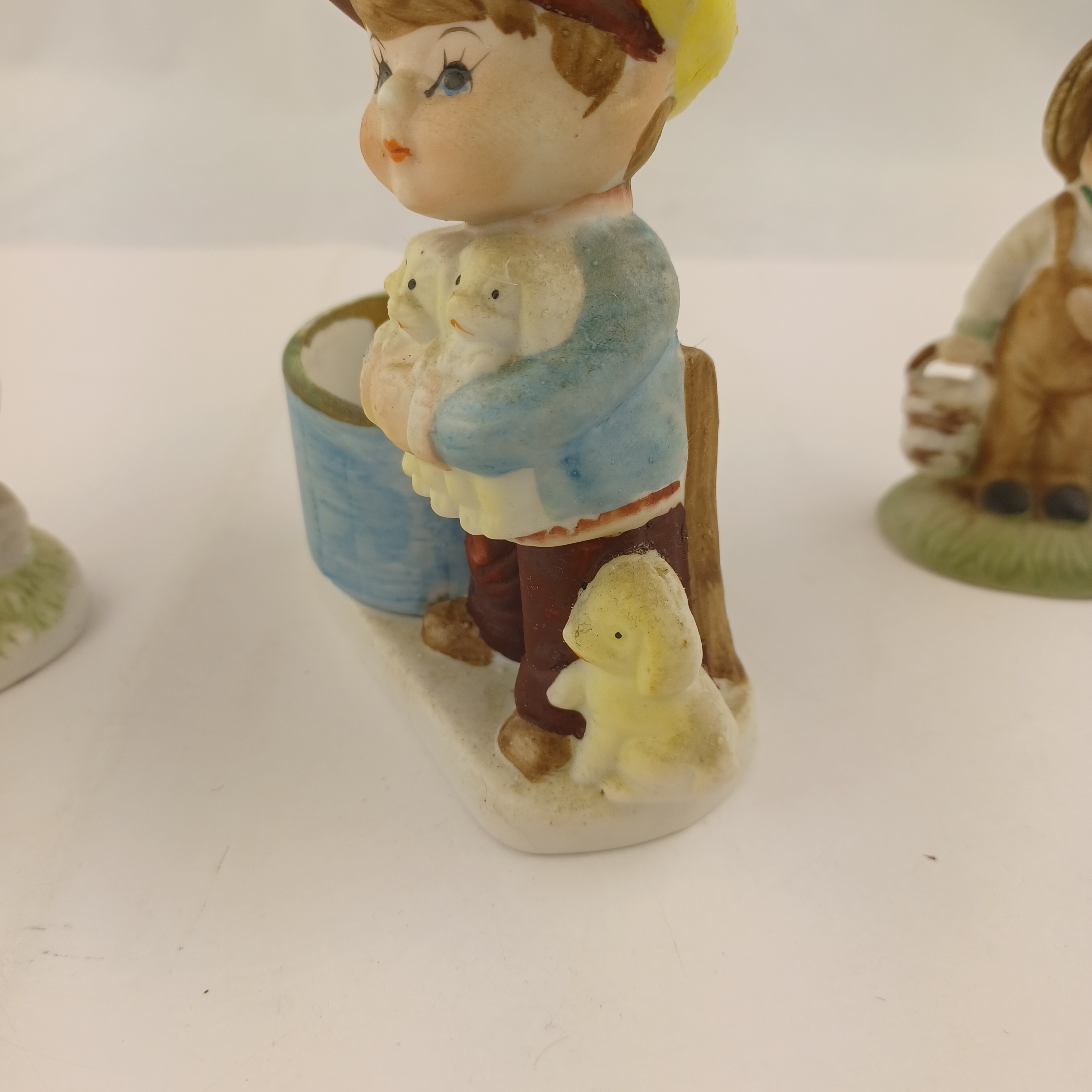Voir photo 5 de Lot de trois statuettes de Corée en porcelaine biscuit une avec bougroir et jeune homme portant trois agneaux, une avec un jeune homme sur une pierre portant un parapluie et une avec un jeune garçon en salopette sur une barrière Lot de trois statuettes de Corée en porcelaine biscuit une avec bougroir et jeune homme portant trois agneaux, une avec un jeune homme sur une pierre portant un parapluie et une avec un jeune garçon en salopette sur une barrière Très bon état reconditionné photo 5