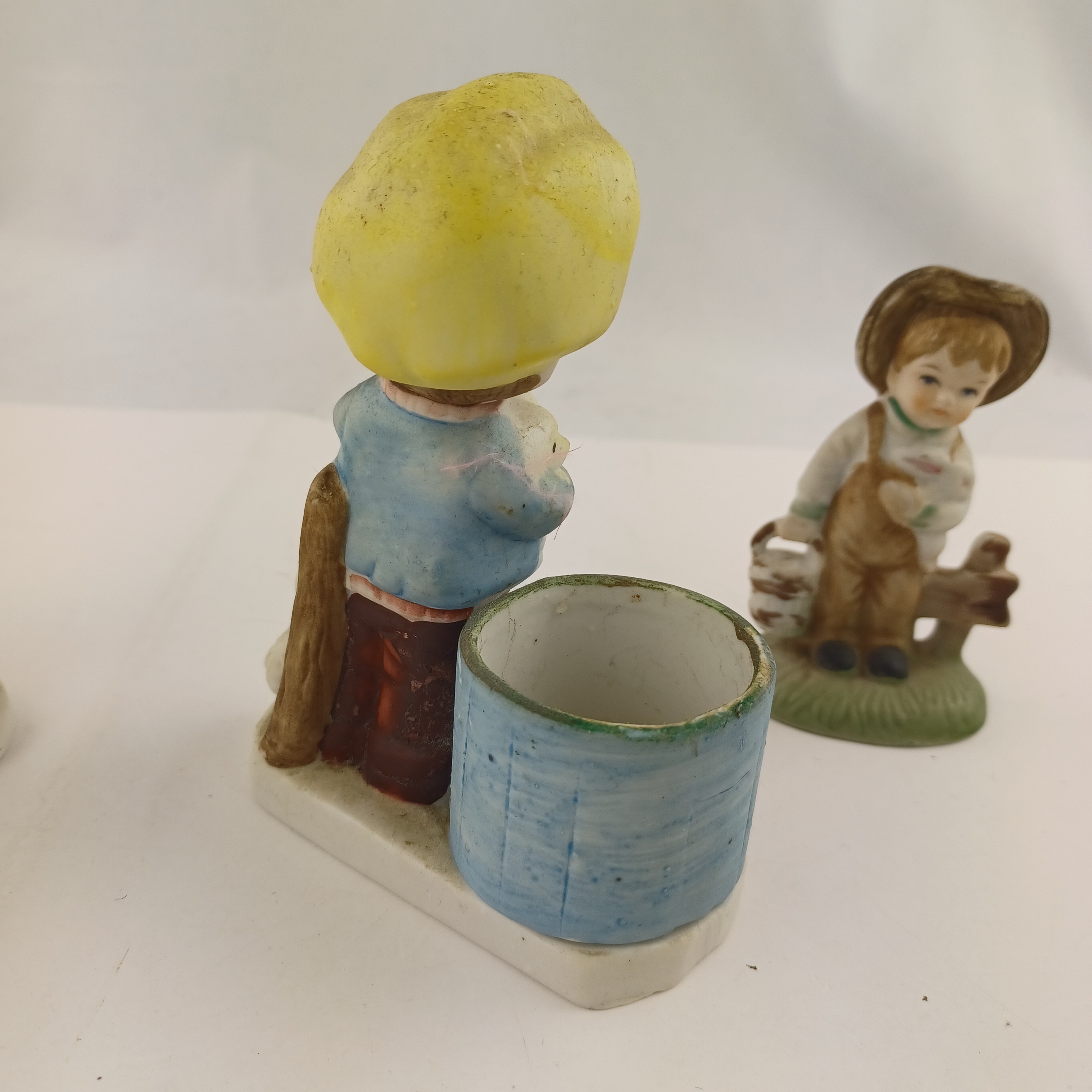 Voir photo 6 de Lot de trois statuettes de Corée en porcelaine biscuit une avec bougroir et jeune homme portant trois agneaux, une avec un jeune homme sur une pierre portant un parapluie et une avec un jeune garçon en salopette sur une barrière Lot de trois statuettes de Corée en porcelaine biscuit une avec bougroir et jeune homme portant trois agneaux, une avec un jeune homme sur une pierre portant un parapluie et une avec un jeune garçon en salopette sur une barrière Très bon état reconditionné photo 6