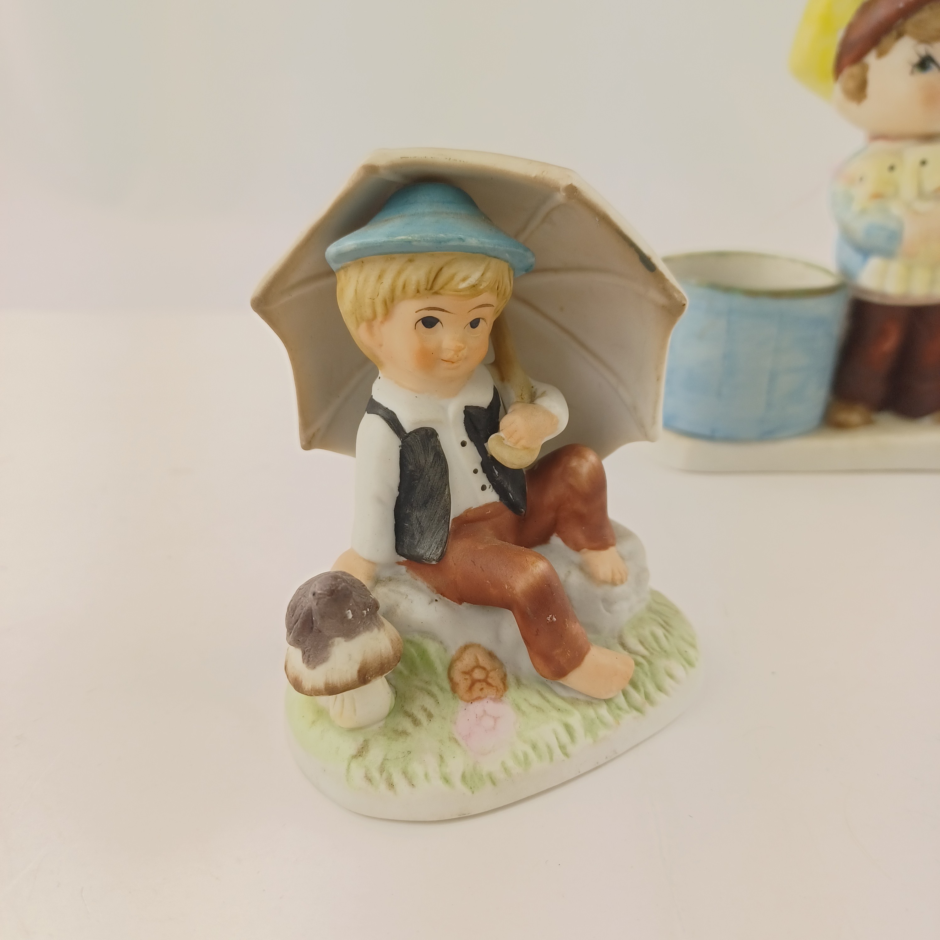 Voir photo 7 de Lot de trois statuettes de Corée en porcelaine biscuit une avec bougroir et jeune homme portant trois agneaux, une avec un jeune homme sur une pierre portant un parapluie et une avec un jeune garçon en salopette sur une barrière Lot de trois statuettes de Corée en porcelaine biscuit une avec bougroir et jeune homme portant trois agneaux, une avec un jeune homme sur une pierre portant un parapluie et une avec un jeune garçon en salopette sur une barrière Très bon état reconditionné photo 7