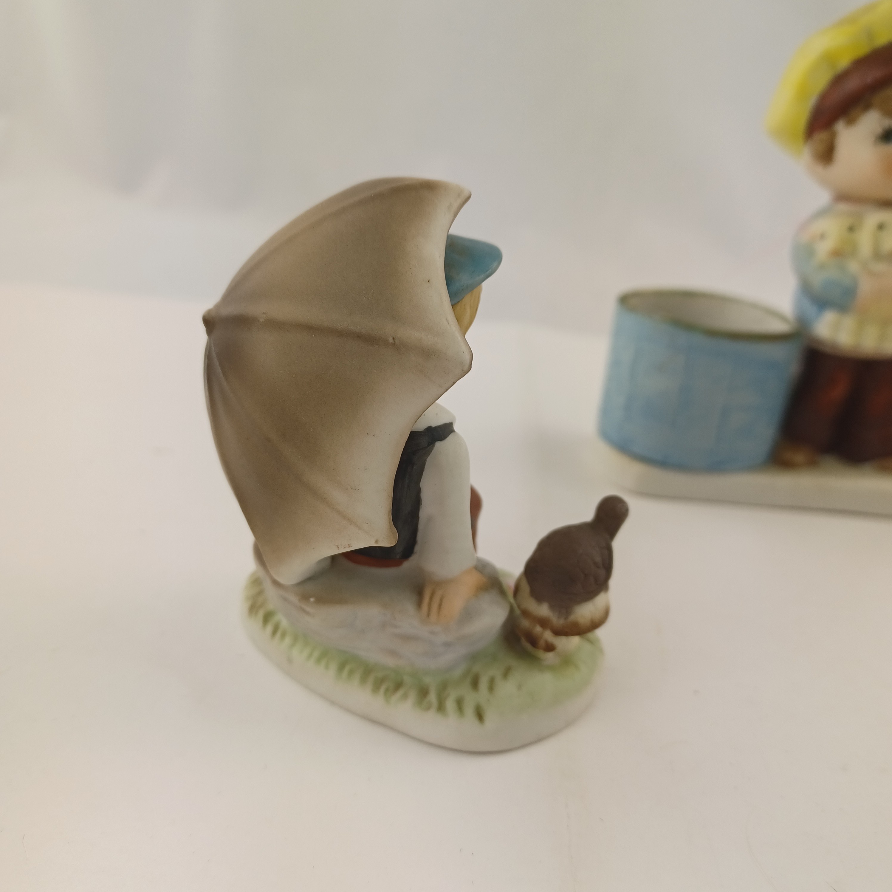Voir photo 8 de Lot de trois statuettes de Corée en porcelaine biscuit une avec bougroir et jeune homme portant trois agneaux, une avec un jeune homme sur une pierre portant un parapluie et une avec un jeune garçon en salopette sur une barrière Lot de trois statuettes de Corée en porcelaine biscuit une avec bougroir et jeune homme portant trois agneaux, une avec un jeune homme sur une pierre portant un parapluie et une avec un jeune garçon en salopette sur une barrière Très bon état reconditionné photo 8