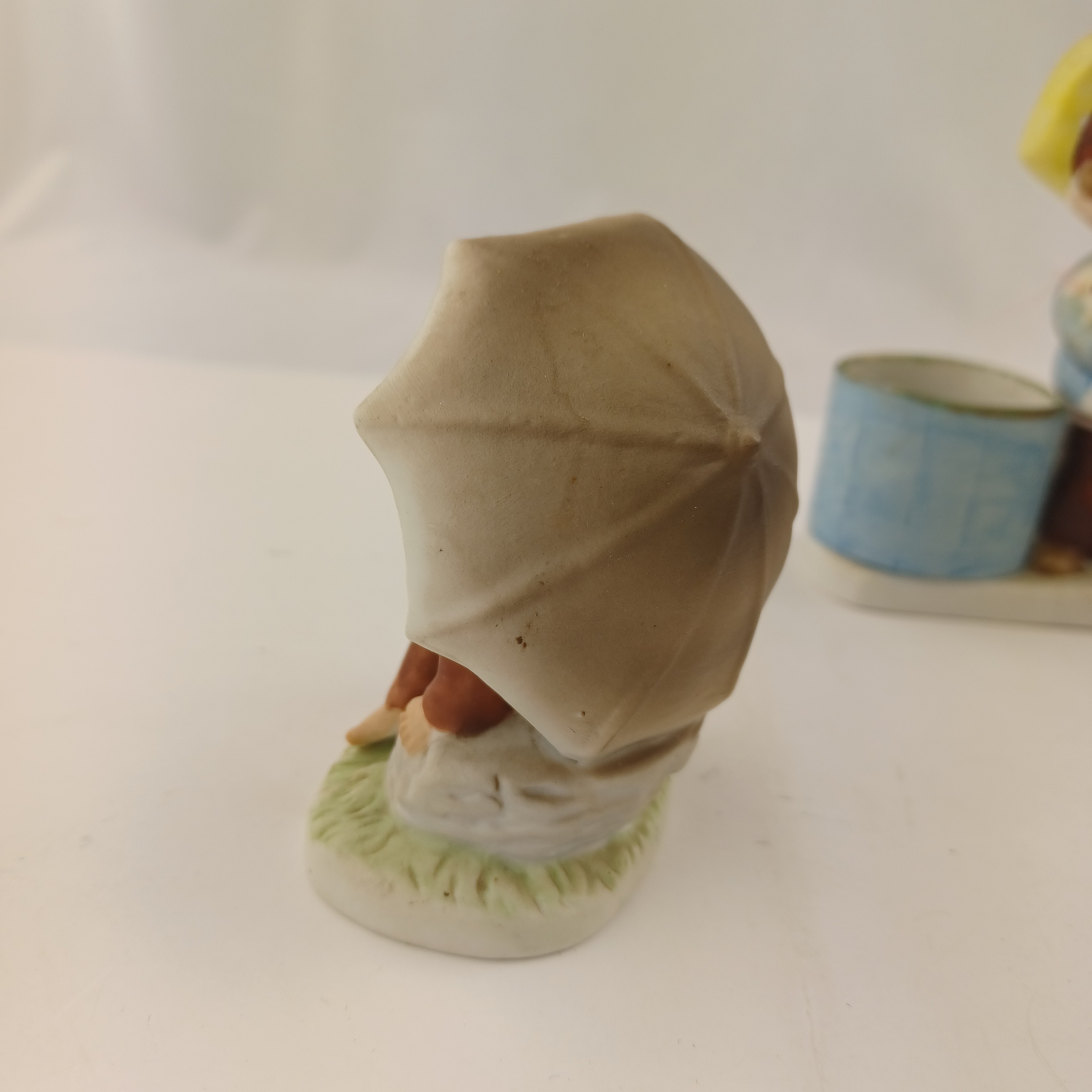 Voir photo 9 de Lot de trois statuettes de Corée en porcelaine biscuit une avec bougroir et jeune homme portant trois agneaux, une avec un jeune homme sur une pierre portant un parapluie et une avec un jeune garçon en salopette sur une barrière Lot de trois statuettes de Corée en porcelaine biscuit une avec bougroir et jeune homme portant trois agneaux, une avec un jeune homme sur une pierre portant un parapluie et une avec un jeune garçon en salopette sur une barrière Très bon état reconditionné photo 9