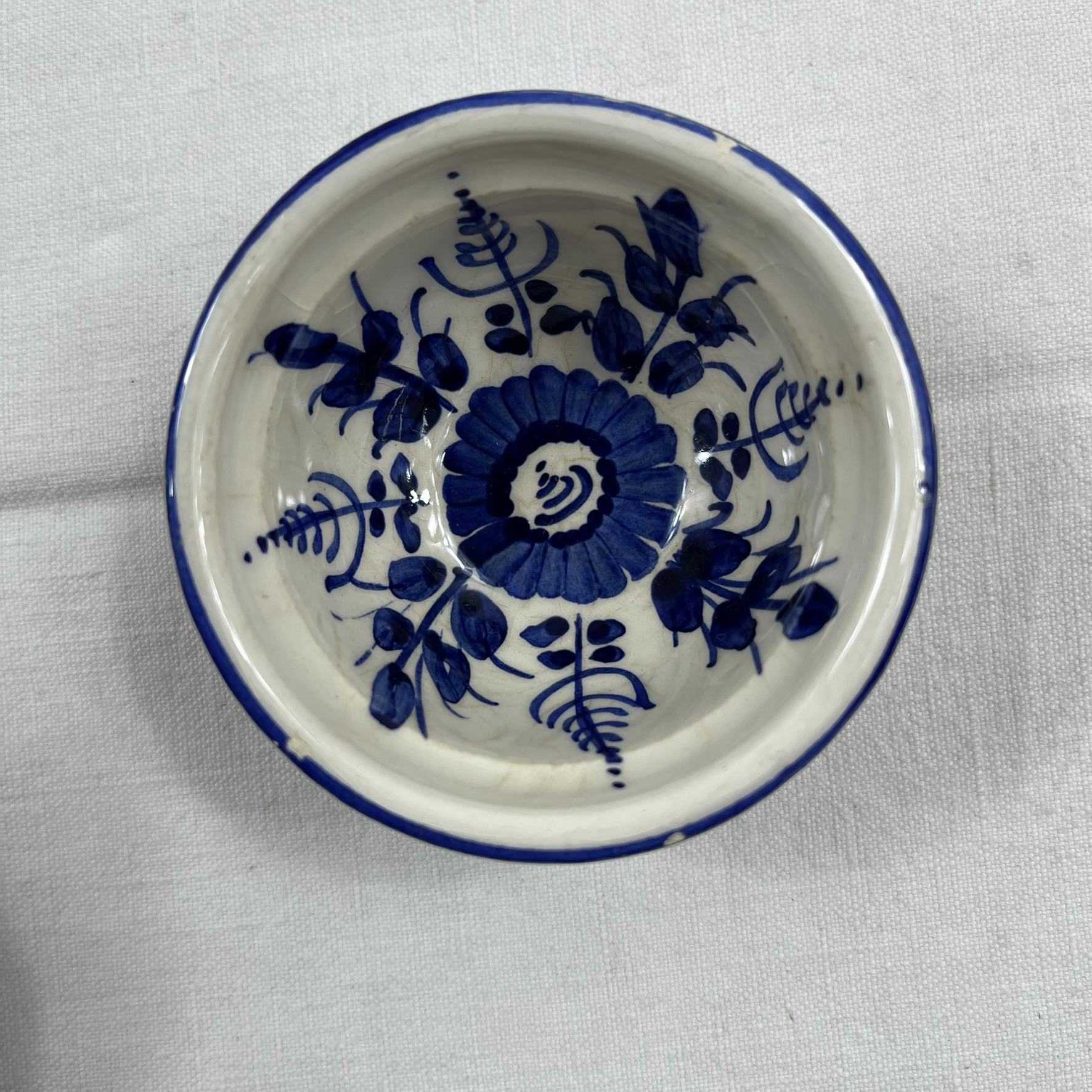 Voir photo 10 de Lot de vaisselle ancienne en faïence bleue et blanche . Une soupière de 22cm de diamètre ST Amand, un sucrier Wedwood et 2 coupelles Lot de vaisselle ancienne en faïence bleue et blanche . Une soupière de 22cm de diamètre ST Amand, un sucrier Wedwood et 2 coupelles Très bon état reconditionné photo 10