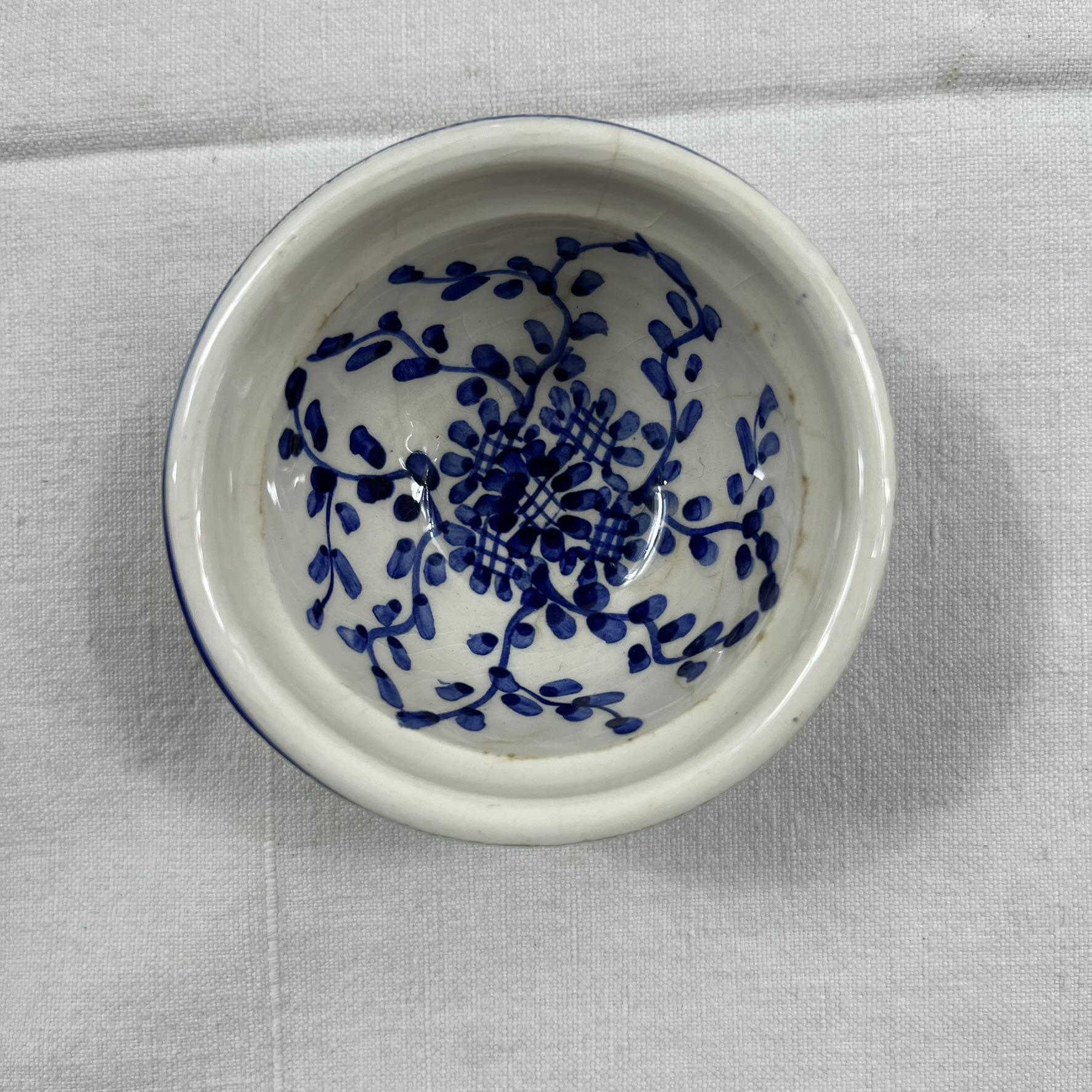 Voir photo 11 de Lot de vaisselle ancienne en faïence bleue et blanche . Une soupière de 22cm de diamètre ST Amand, un sucrier Wedwood et 2 coupelles Lot de vaisselle ancienne en faïence bleue et blanche . Une soupière de 22cm de diamètre ST Amand, un sucrier Wedwood et 2 coupelles Très bon état reconditionné photo 11