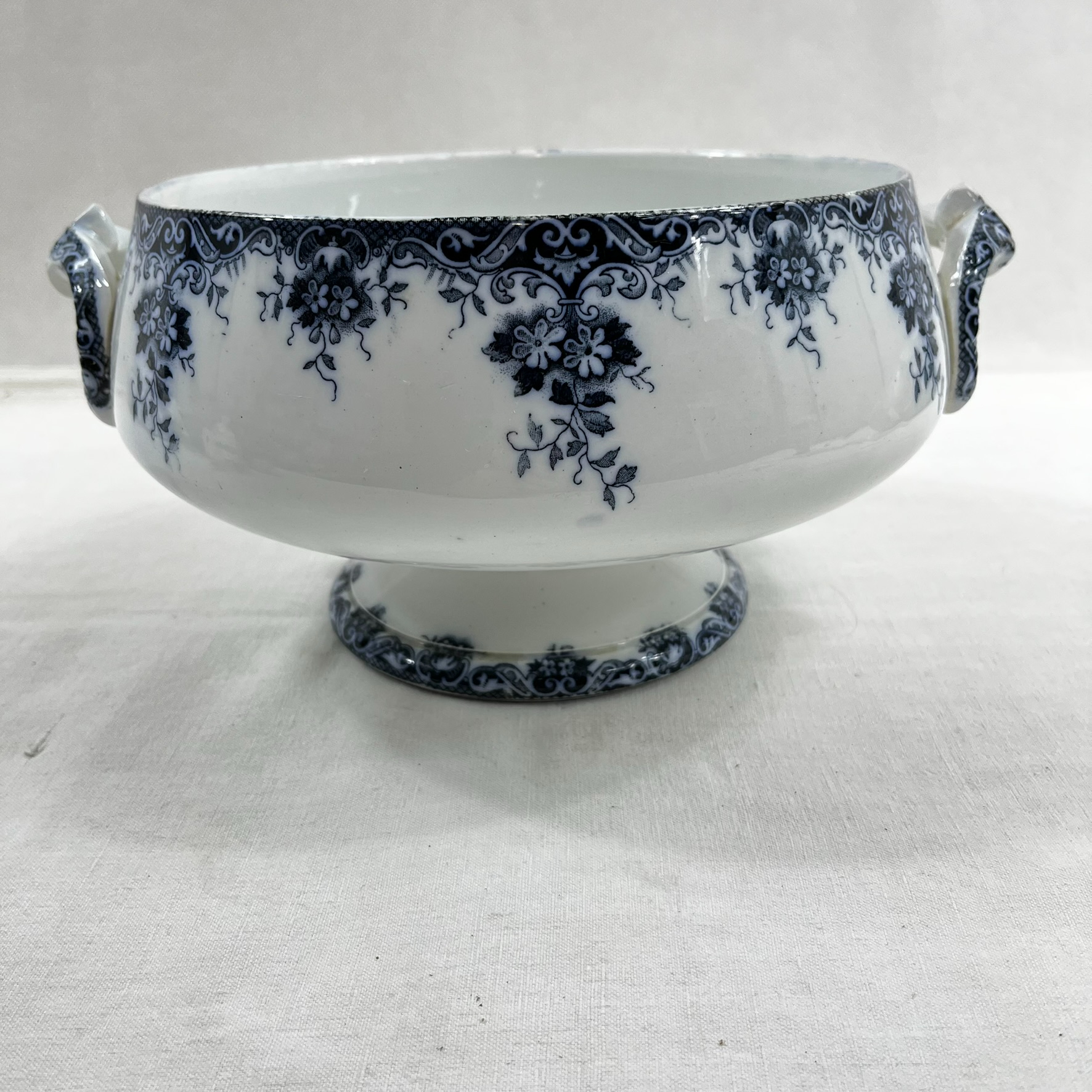 Voir photo 2 de Lot de vaisselle ancienne en faïence bleue et blanche . Une soupière de 22cm de diamètre ST Amand, un sucrier Wedwood et 2 coupelles Lot de vaisselle ancienne en faïence bleue et blanche . Une soupière de 22cm de diamètre ST Amand, un sucrier Wedwood et 2 coupelles Très bon état reconditionné photo 2