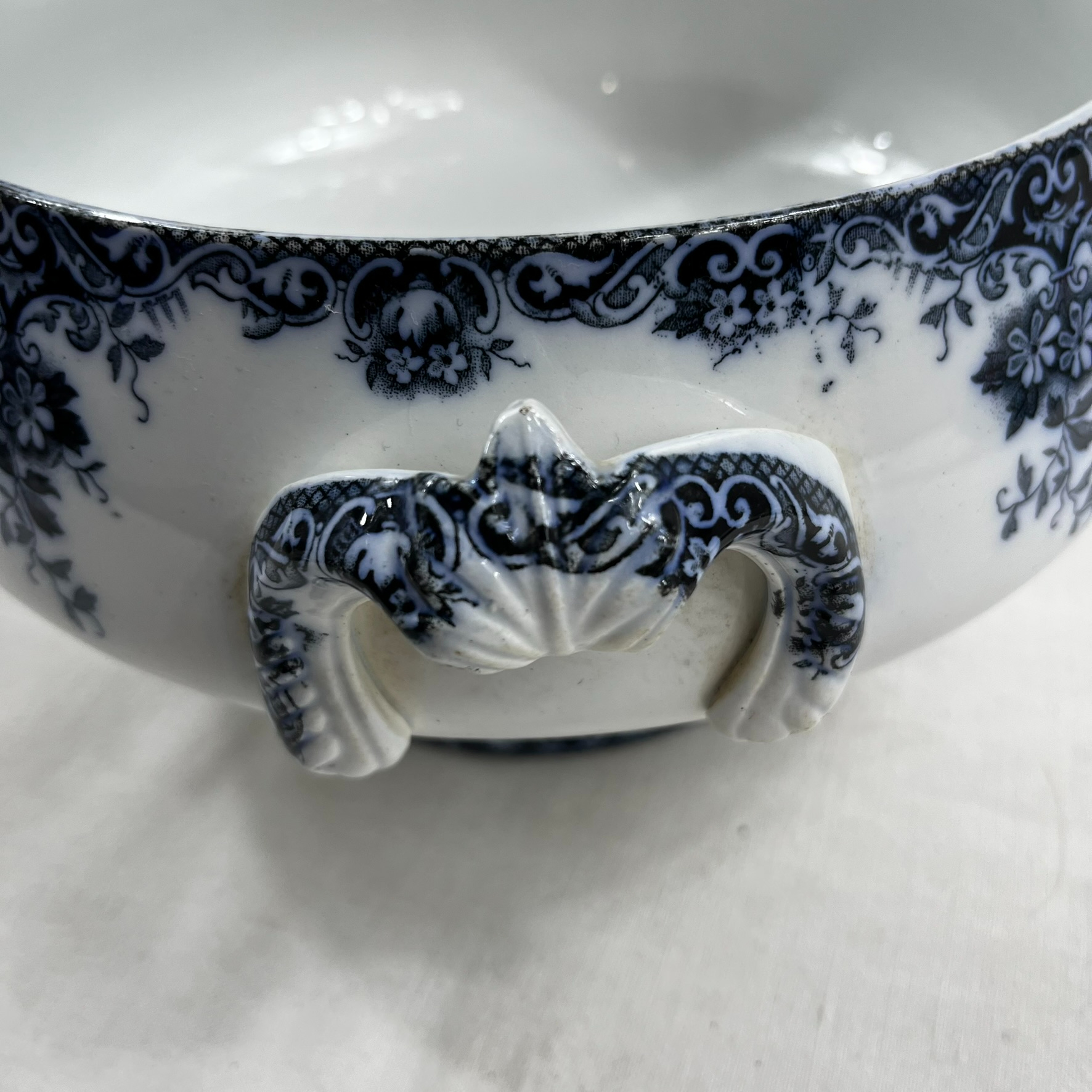 Voir photo 3 de Lot de vaisselle ancienne en faïence bleue et blanche . Une soupière de 22cm de diamètre ST Amand, un sucrier Wedwood et 2 coupelles Lot de vaisselle ancienne en faïence bleue et blanche . Une soupière de 22cm de diamètre ST Amand, un sucrier Wedwood et 2 coupelles Très bon état reconditionné photo 3