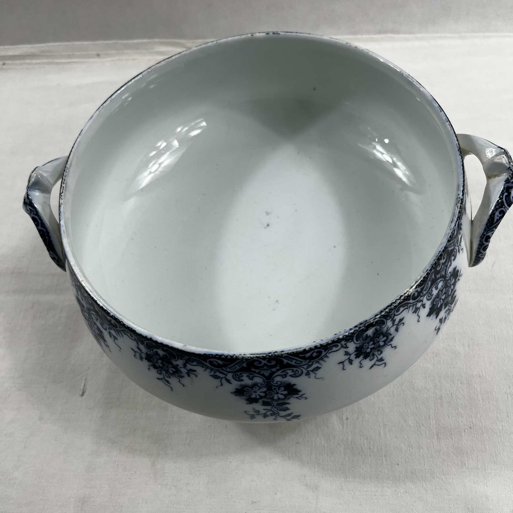 Voir photo 4 de Lot de vaisselle ancienne en faïence bleue et blanche . Une soupière de 22cm de diamètre ST Amand, un sucrier Wedwood et 2 coupelles Lot de vaisselle ancienne en faïence bleue et blanche . Une soupière de 22cm de diamètre ST Amand, un sucrier Wedwood et 2 coupelles Très bon état reconditionné photo 4