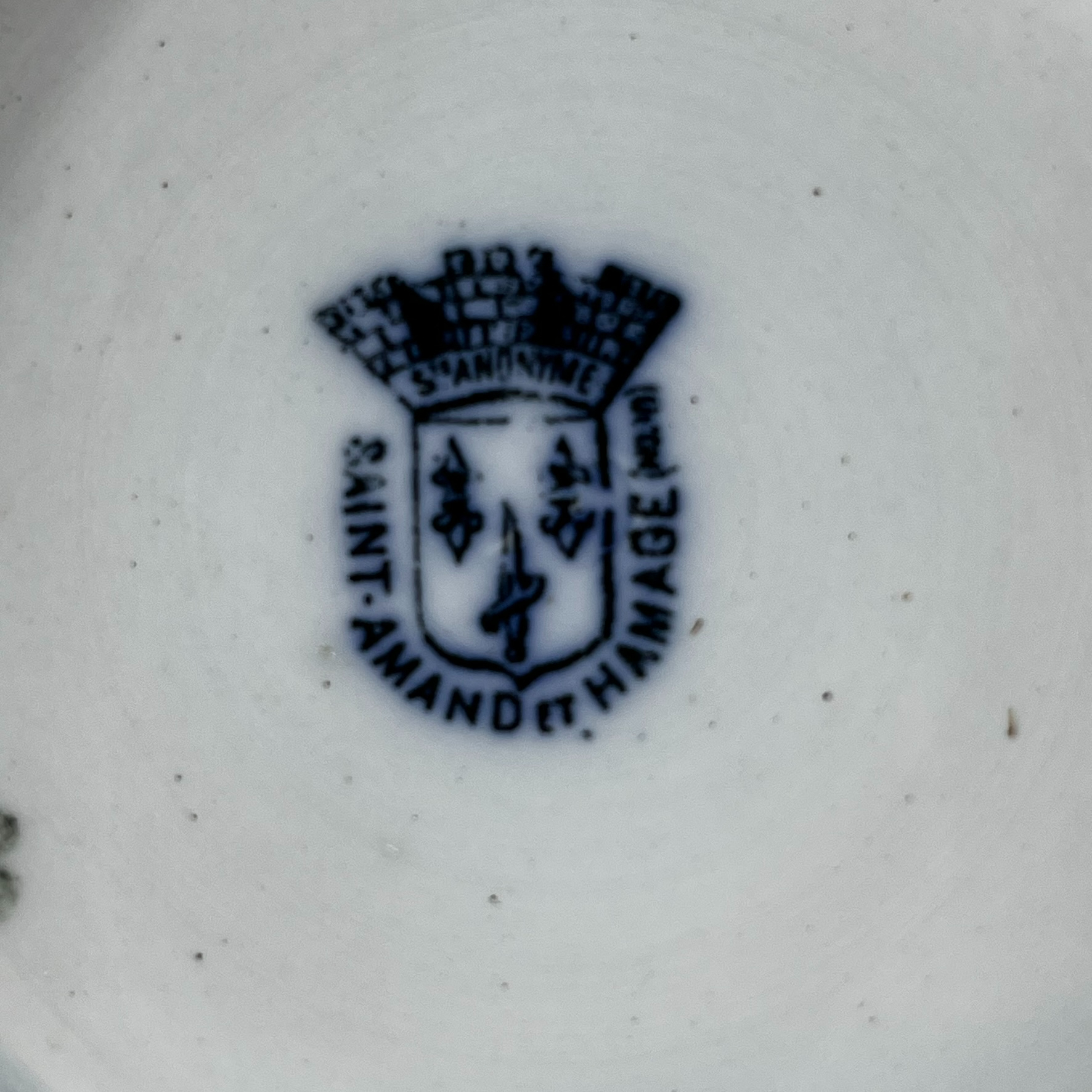 Voir photo 5 de Lot de vaisselle ancienne en faïence bleue et blanche . Une soupière de 22cm de diamètre ST Amand, un sucrier Wedwood et 2 coupelles Lot de vaisselle ancienne en faïence bleue et blanche . Une soupière de 22cm de diamètre ST Amand, un sucrier Wedwood et 2 coupelles Très bon état reconditionné photo 5