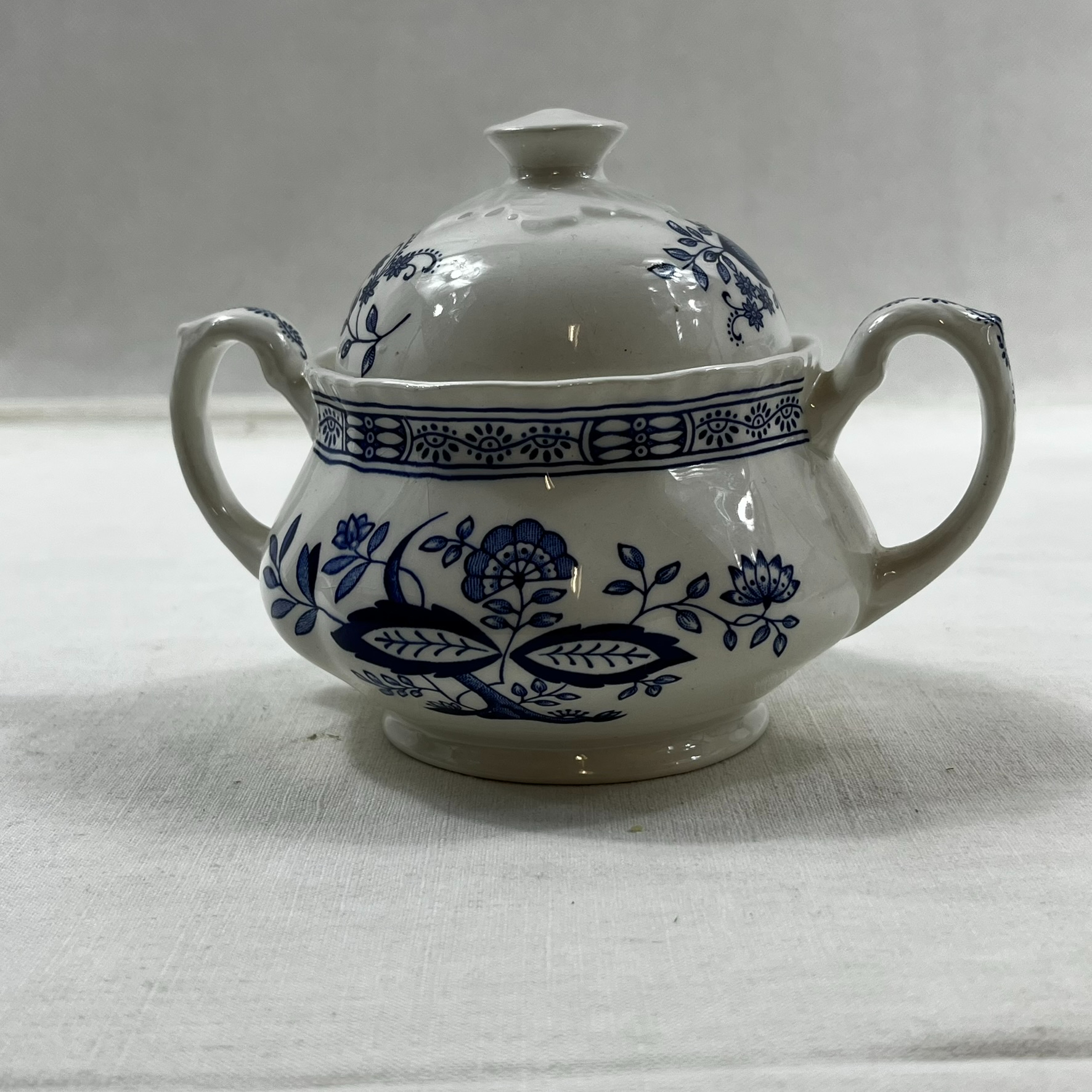Voir photo 6 de Lot de vaisselle ancienne en faïence bleue et blanche . Une soupière de 22cm de diamètre ST Amand, un sucrier Wedwood et 2 coupelles Lot de vaisselle ancienne en faïence bleue et blanche . Une soupière de 22cm de diamètre ST Amand, un sucrier Wedwood et 2 coupelles Très bon état reconditionné photo 6