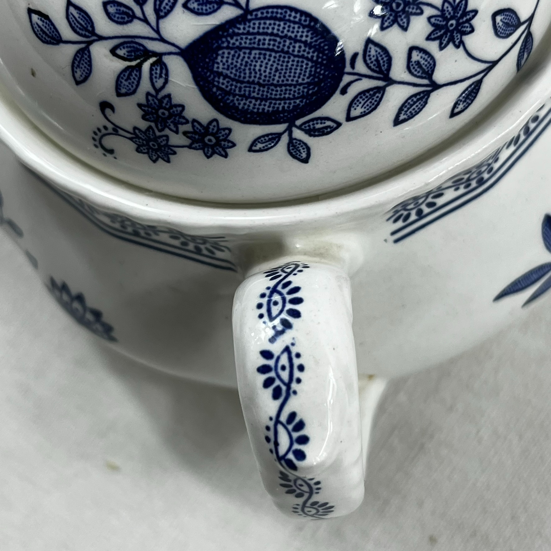 Voir photo 7 de Lot de vaisselle ancienne en faïence bleue et blanche . Une soupière de 22cm de diamètre ST Amand, un sucrier Wedwood et 2 coupelles Lot de vaisselle ancienne en faïence bleue et blanche . Une soupière de 22cm de diamètre ST Amand, un sucrier Wedwood et 2 coupelles Très bon état reconditionné photo 7