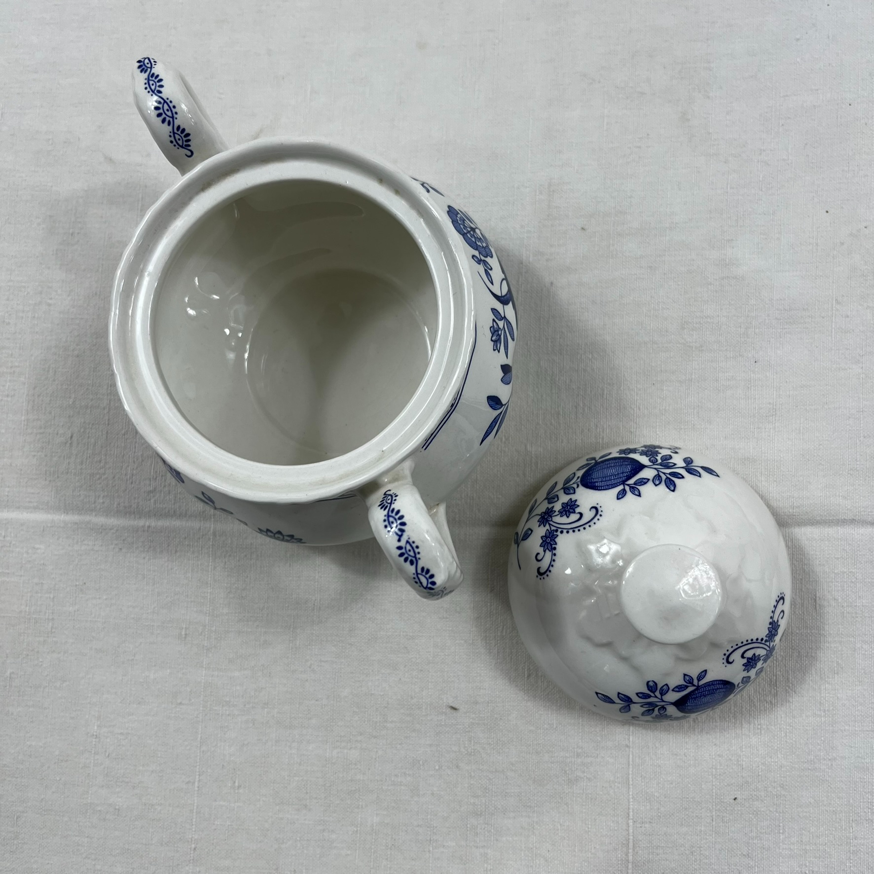 Voir photo 8 de Lot de vaisselle ancienne en faïence bleue et blanche . Une soupière de 22cm de diamètre ST Amand, un sucrier Wedwood et 2 coupelles Lot de vaisselle ancienne en faïence bleue et blanche . Une soupière de 22cm de diamètre ST Amand, un sucrier Wedwood et 2 coupelles Très bon état reconditionné photo 8