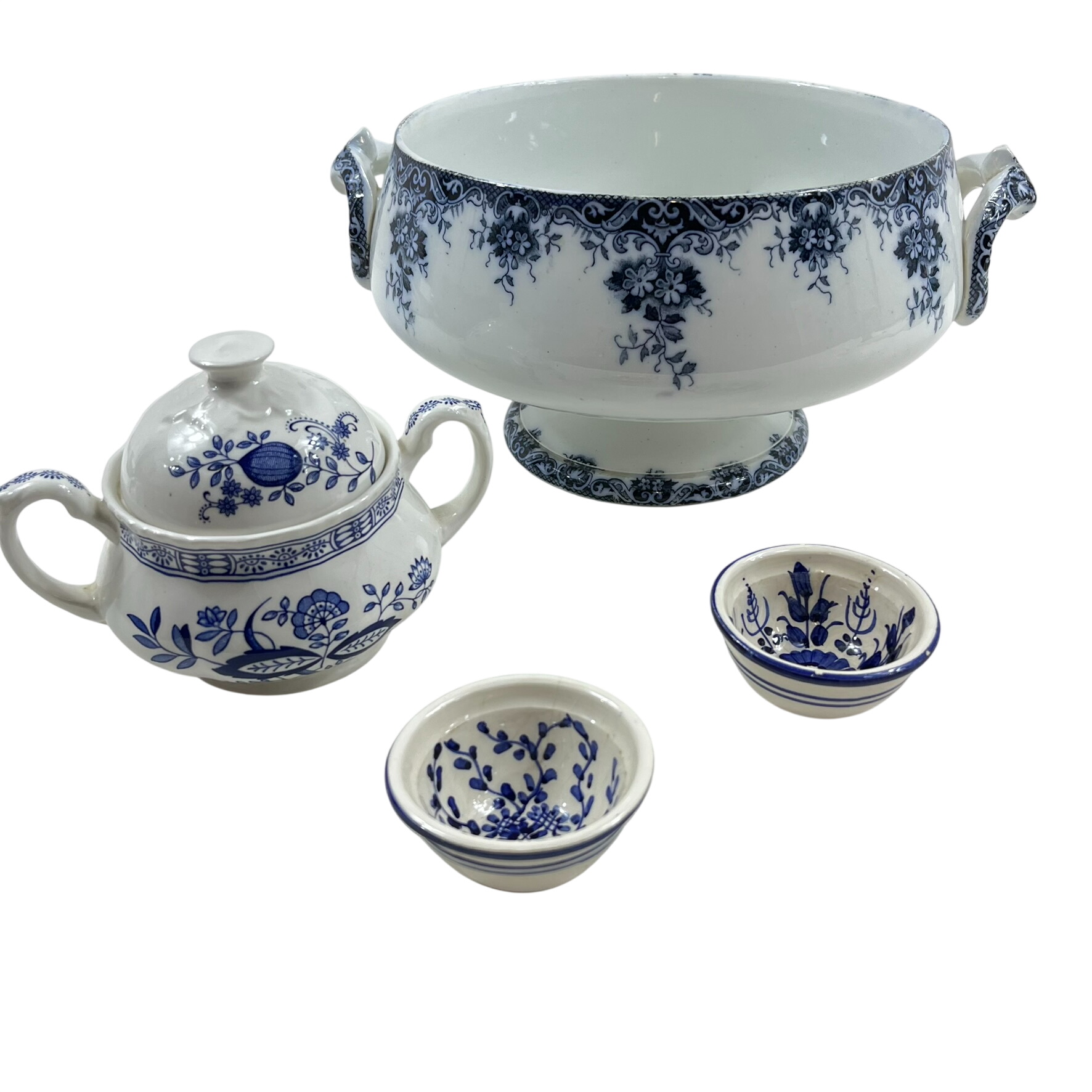 Lot de vaisselle ancienne en faïence bleue et blanche . Une soupière de 22cm de diamètre ST Amand, un sucrier Wedwood et 2 coupelles Très bon état - 49,00 € Lot de vaisselle ancienne en faïence bleue et blanche . Une soupière de 22cm de diamètre ST Amand, un sucrier Wedwood et 2 coupelles Très bon état reconditionné disponible sur Label Emmaüs