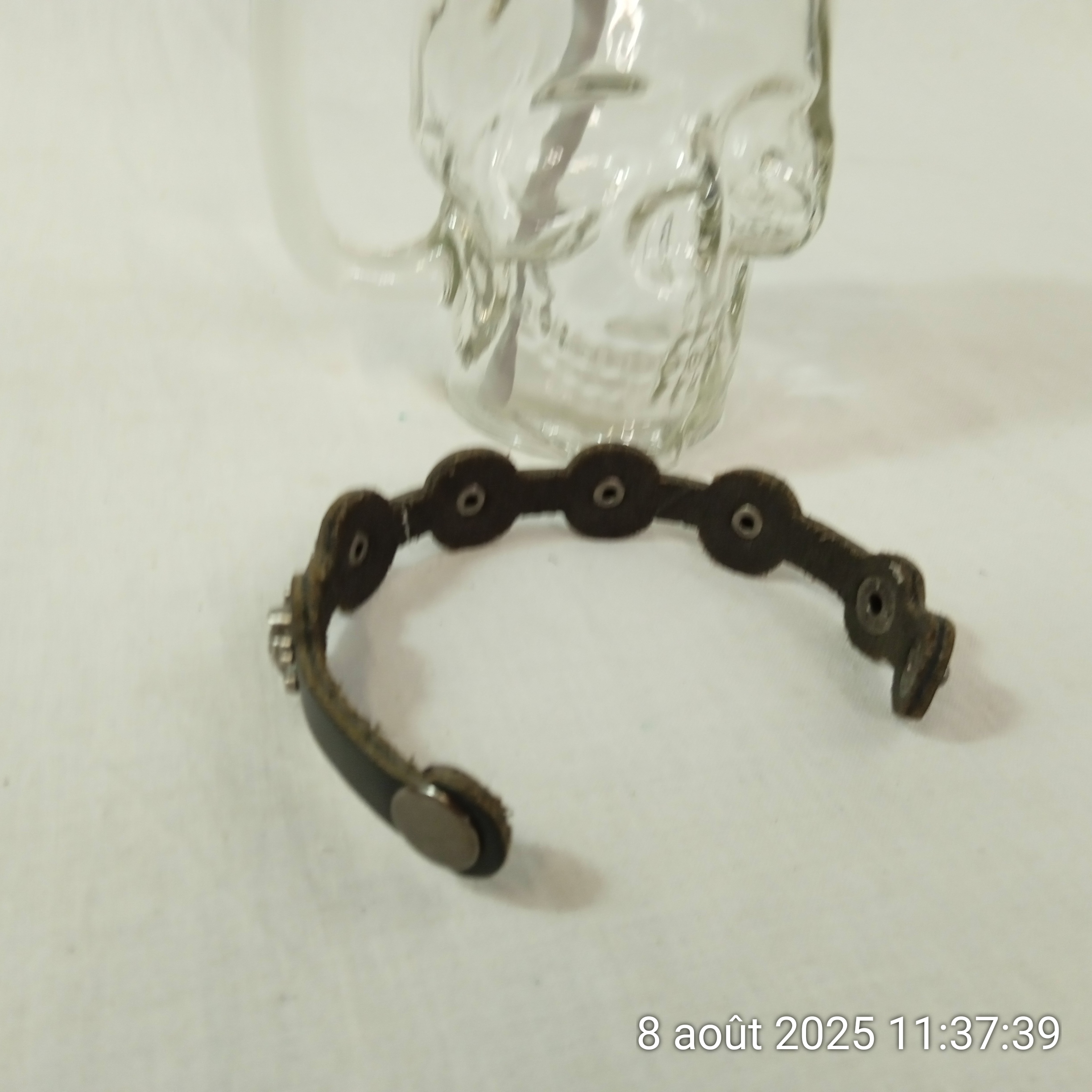 Voir photo 4 de Lot de verre et bracelet en cuir "Tête de mort" Lot de verre et bracelet en cuir "Tête de mort" Très bon état reconditionné photo 4