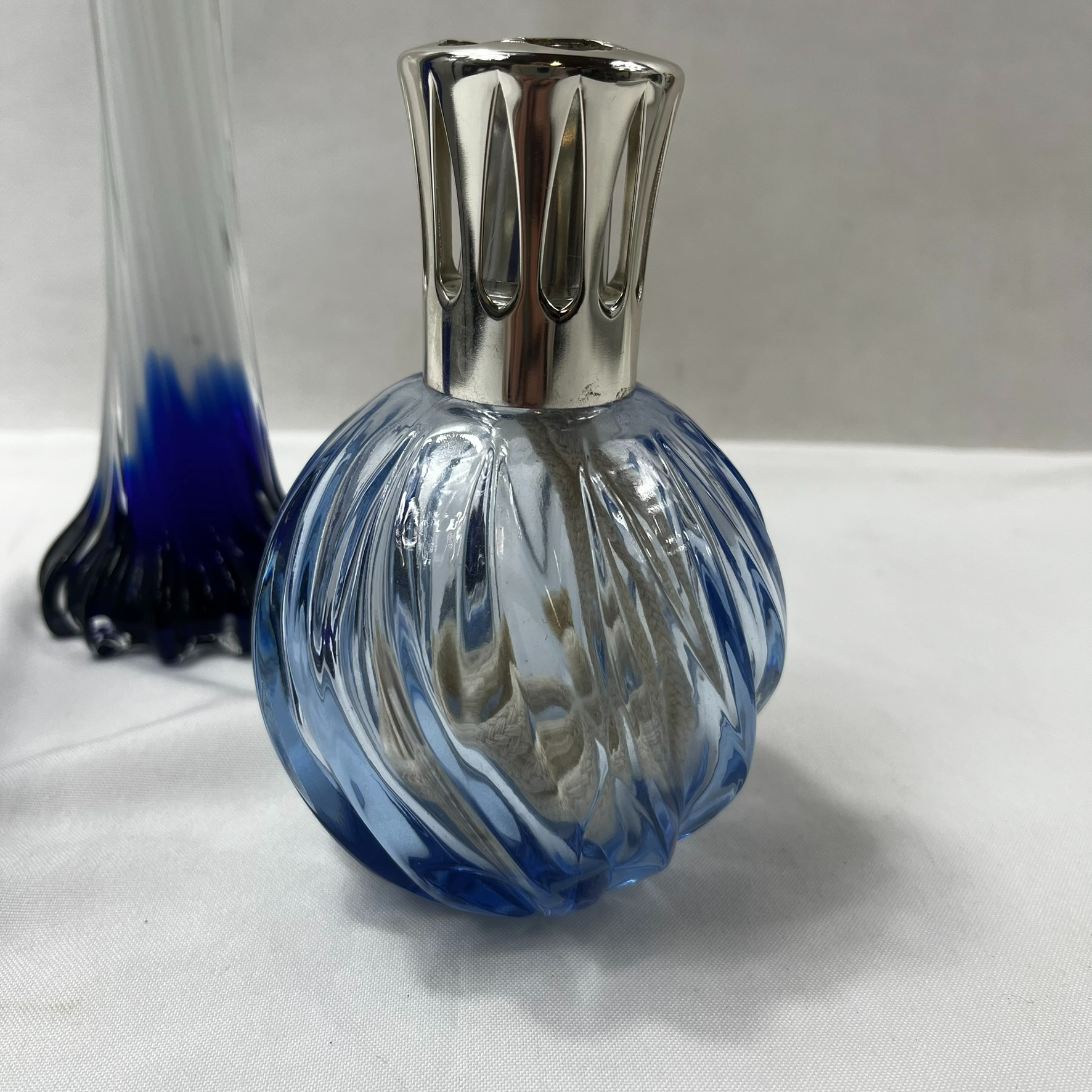 Voir photo 2 de Lot décoration blanc et bleu. Une lampe berger un vase en verre soufflé style Murano en forme d'arum et un bougeoir en verre Lot décoration blanc et bleu. Une lampe berger un vase en verre soufflé style Murano en forme d'arum et un bougeoir en verre Très bon état reconditionné photo 2