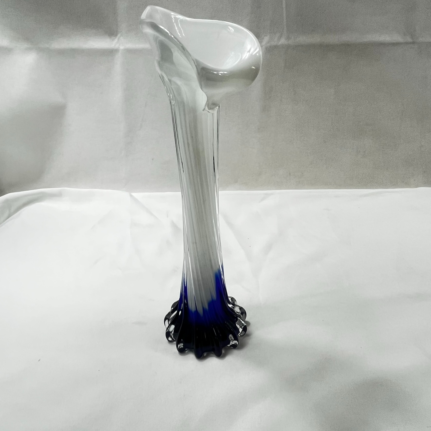 Voir photo 3 de Lot décoration blanc et bleu. Une lampe berger un vase en verre soufflé style Murano en forme d'arum et un bougeoir en verre Lot décoration blanc et bleu. Une lampe berger un vase en verre soufflé style Murano en forme d'arum et un bougeoir en verre Très bon état reconditionné photo 3