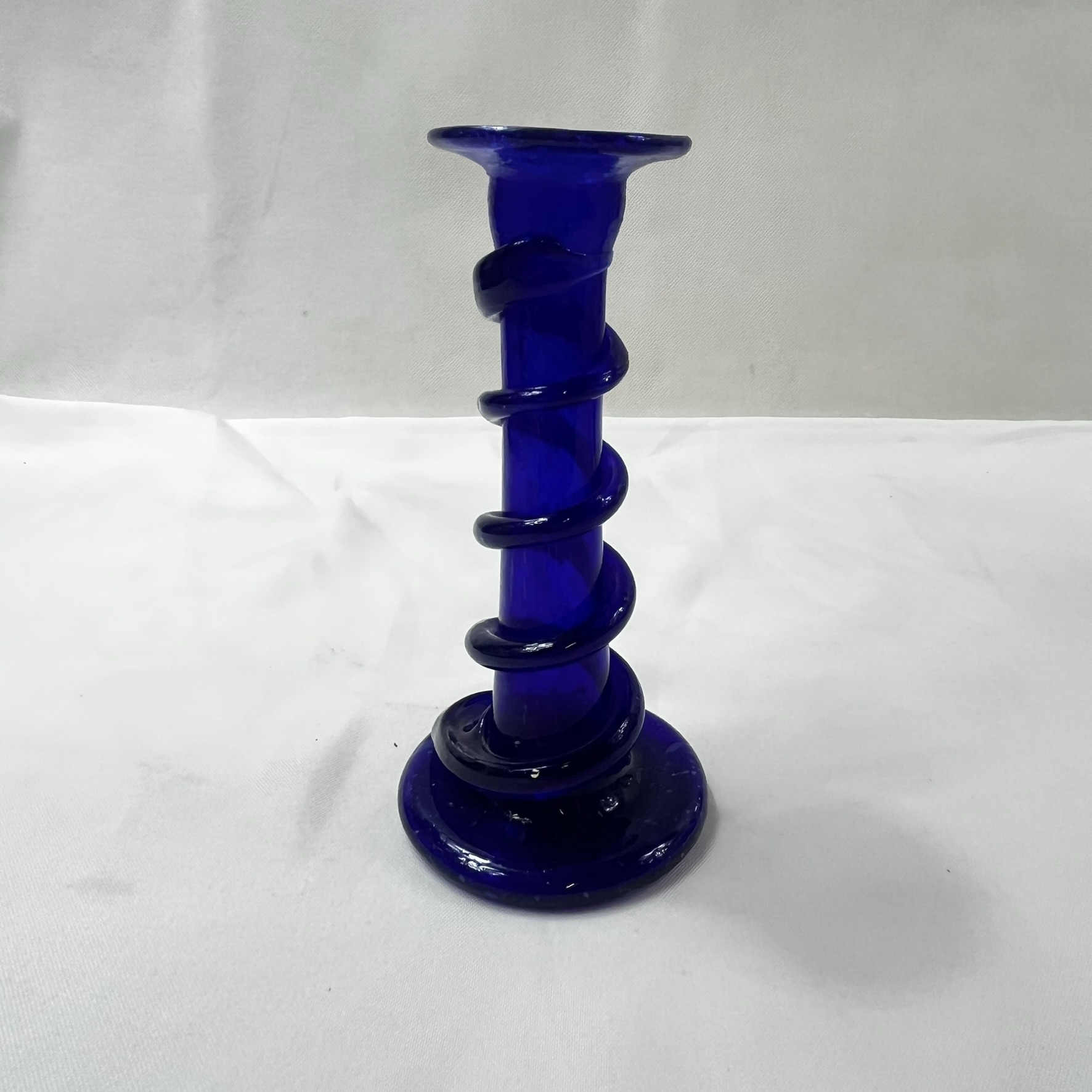 Voir photo 4 de Lot décoration blanc et bleu. Une lampe berger un vase en verre soufflé style Murano en forme d'arum et un bougeoir en verre Lot décoration blanc et bleu. Une lampe berger un vase en verre soufflé style Murano en forme d'arum et un bougeoir en verre Très bon état reconditionné photo 4