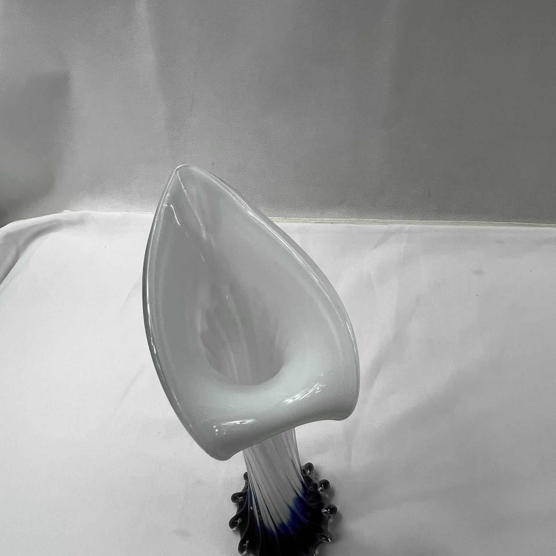 Voir photo 6 de Lot décoration blanc et bleu. Une lampe berger un vase en verre soufflé style Murano en forme d'arum et un bougeoir en verre Lot décoration blanc et bleu. Une lampe berger un vase en verre soufflé style Murano en forme d'arum et un bougeoir en verre Très bon état reconditionné photo 6