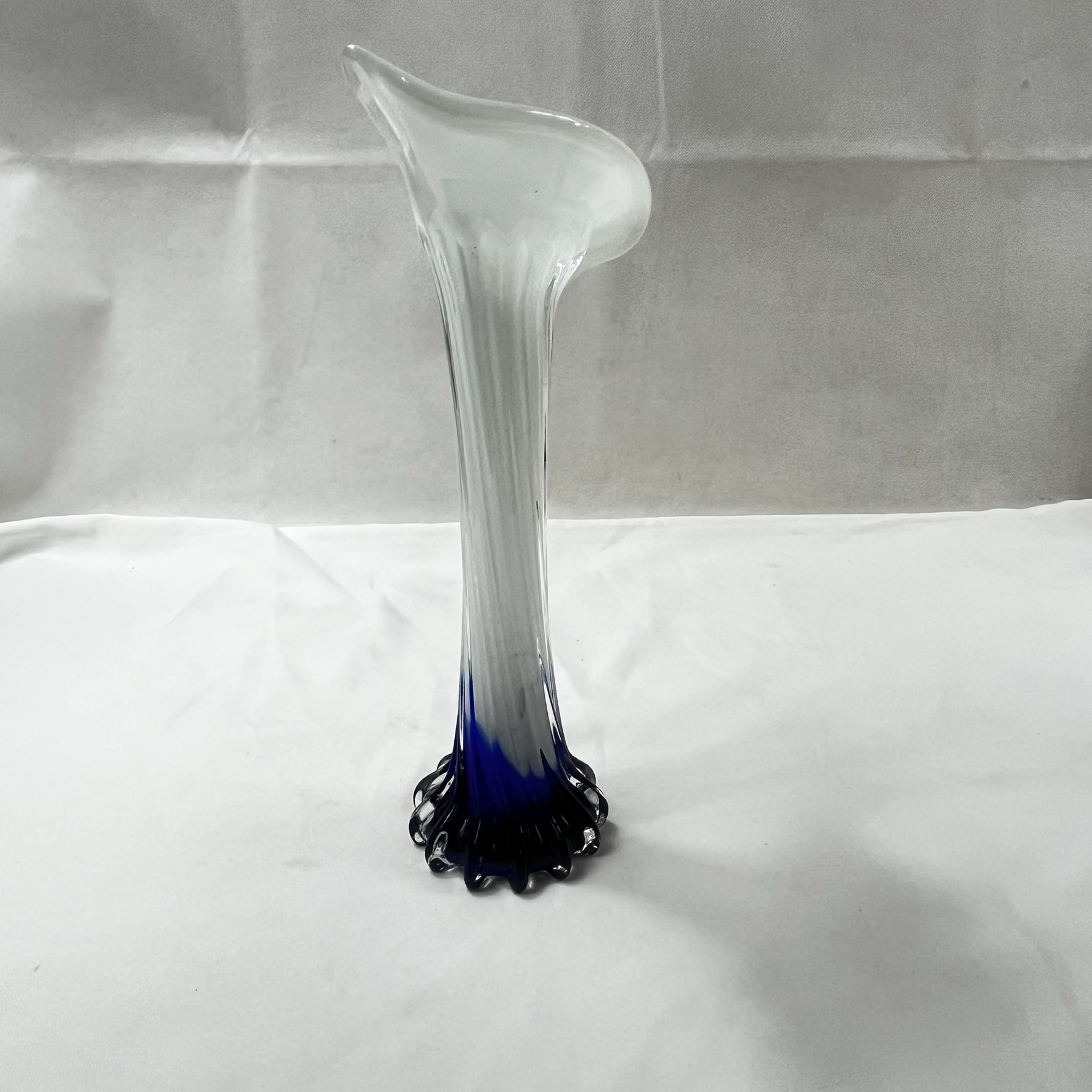 Voir photo 7 de Lot décoration blanc et bleu. Une lampe berger un vase en verre soufflé style Murano en forme d'arum et un bougeoir en verre Lot décoration blanc et bleu. Une lampe berger un vase en verre soufflé style Murano en forme d'arum et un bougeoir en verre Très bon état reconditionné photo 7